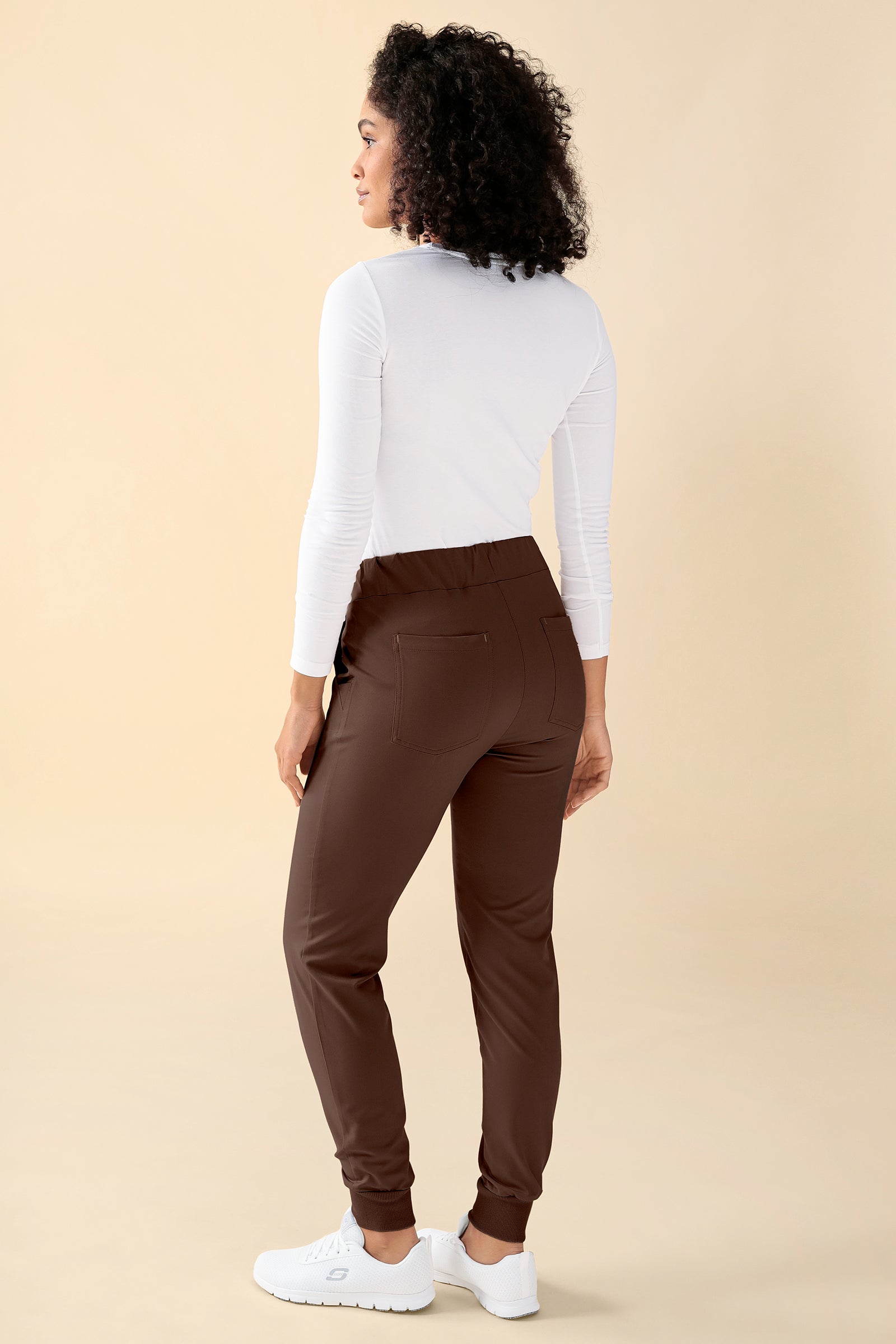 KAERE Hose Damen Normale Grösse - Saumabschluss mit Strickbund coffee, Rückansicht Das Model ist 176 cm groß und trägt Grösse S