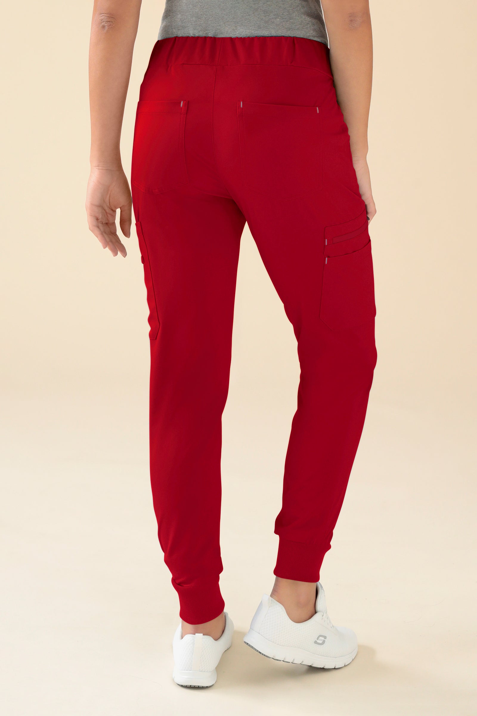 KAERE Hose Damen - Saumbündchen mit Beintaschen rot, Vue de dos Le mannequin mesure 176 cm et porte la taille S