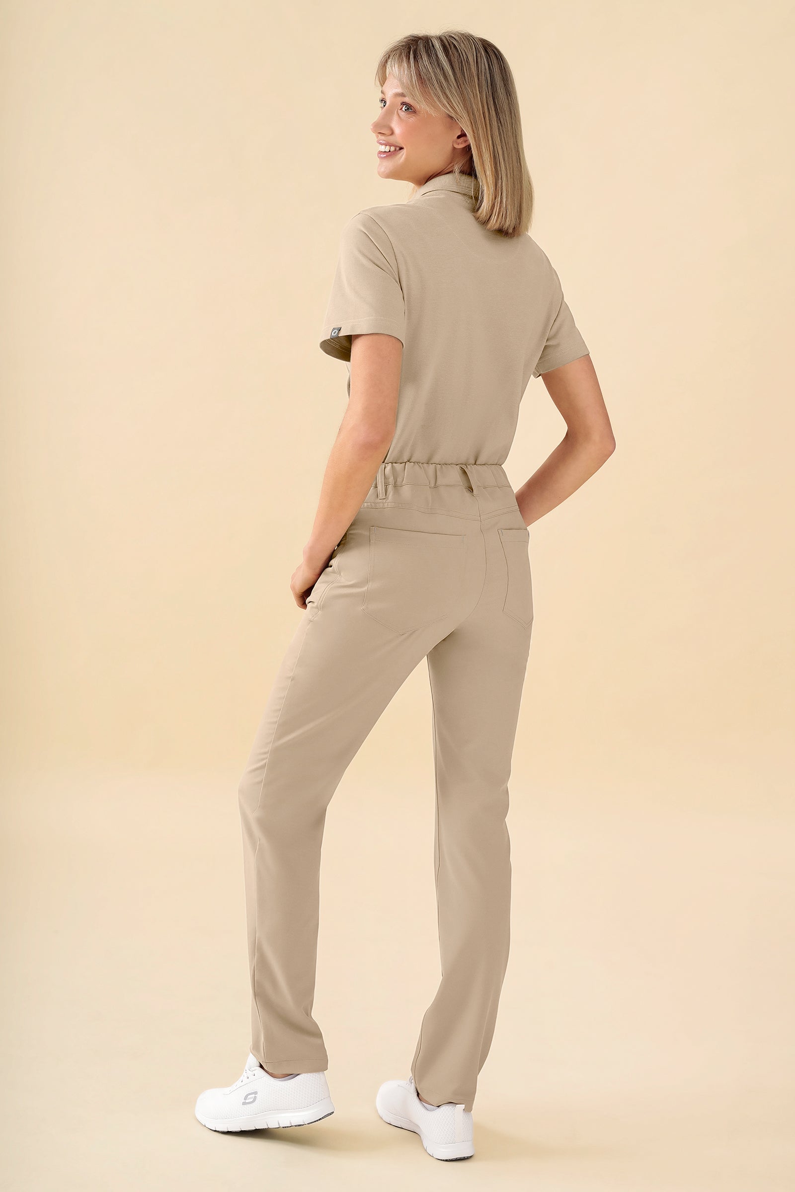 KAERE Hose Damen - 5-Pocket sand, Vue de dos Le mannequin mesure 176 cm et porte la taille S