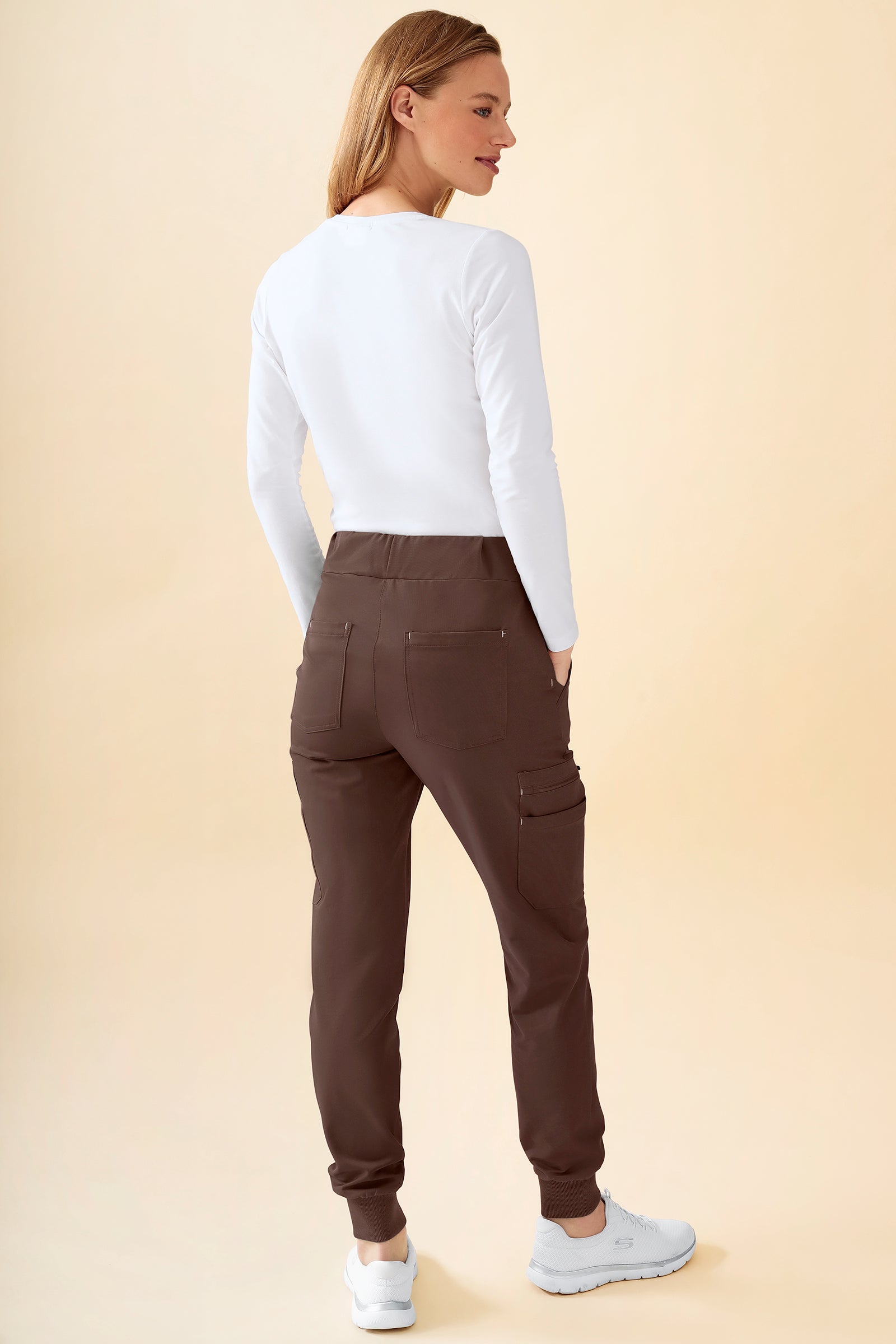 KAERE Hose Damen - Saumbündchen mit Beintaschen coffee, Rückansicht Das Model ist 177 cm groß und trägt Grösse S