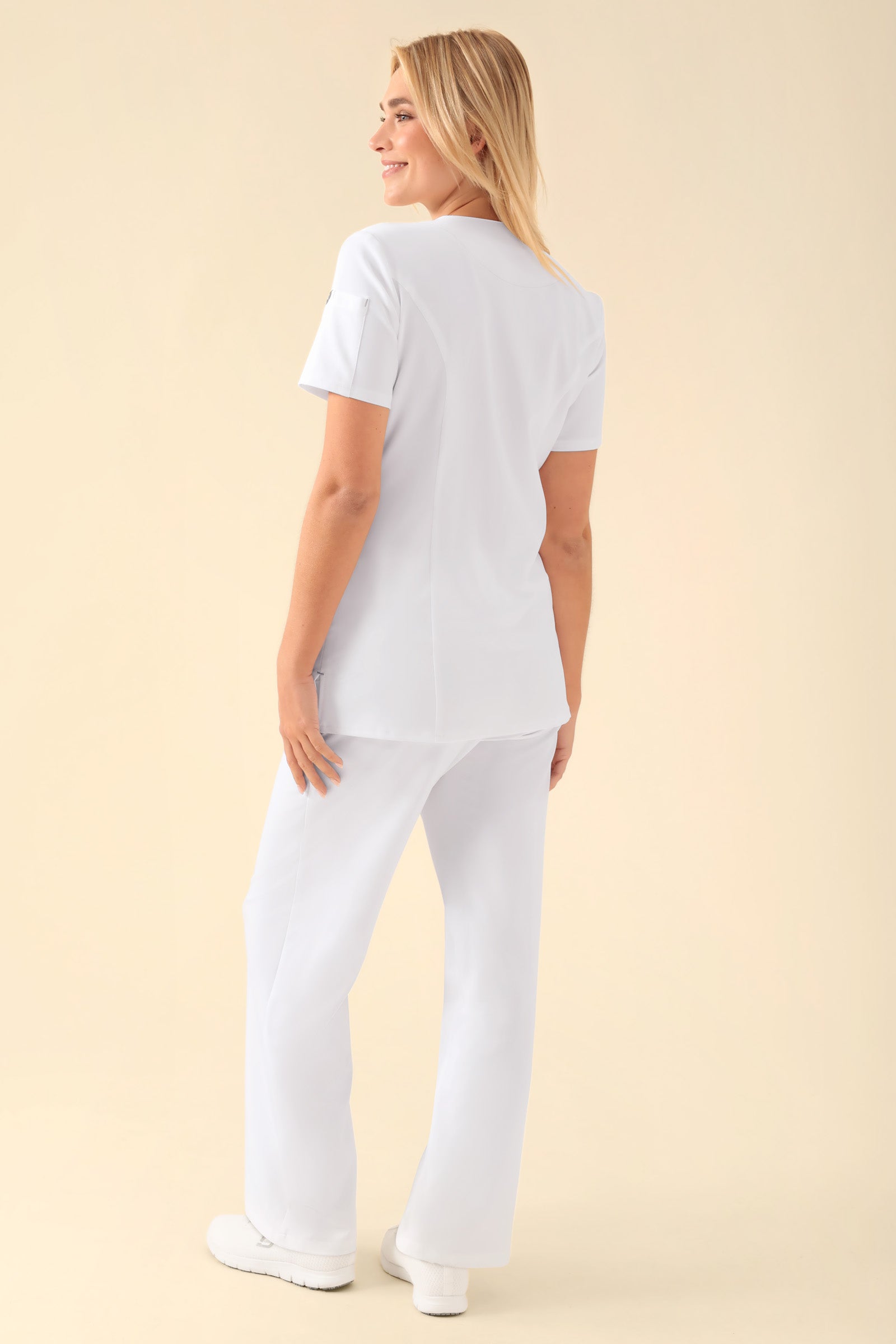 KAERE Kasack Damen - durchgeknöpft weiss, Rückansicht Das Model ist 177 cm groß und trägt Grösse S