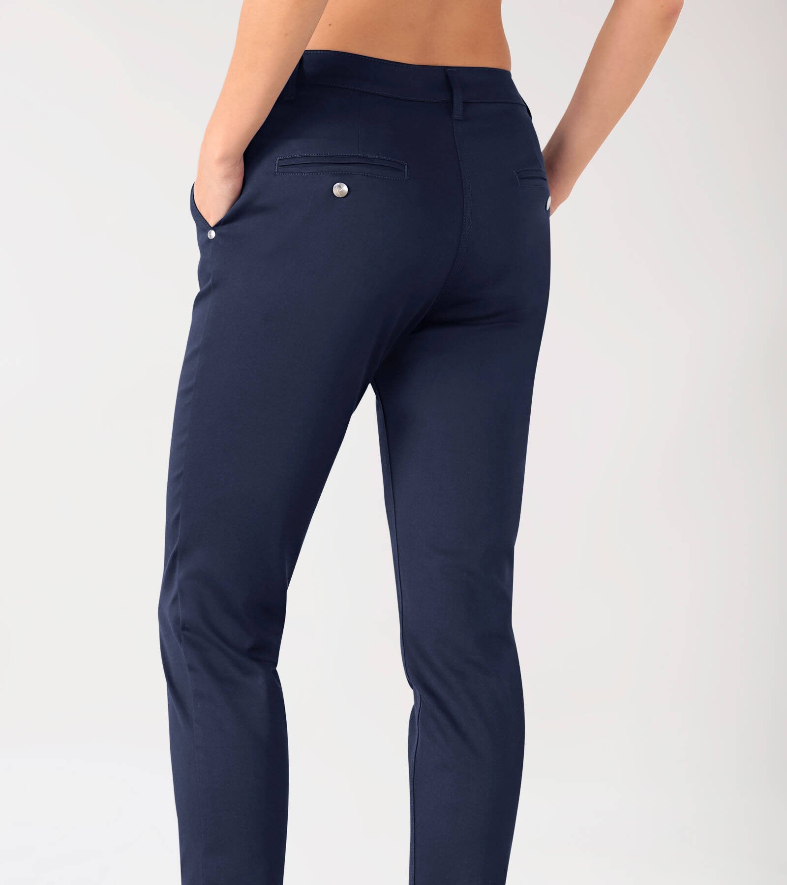 Nahaufnahme dunkelblaue Damen-Chino