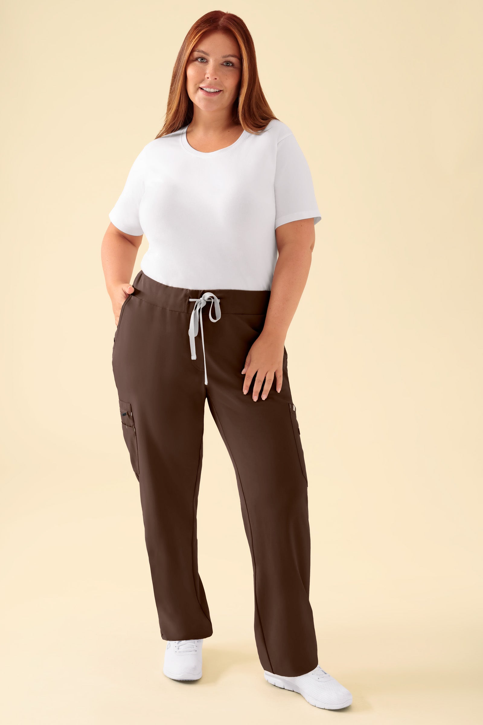 KAERE Hose Damen - gerader Saum mit Beintaschen coffee, Vue de face Le mannequin mesure 173 cm et porte la taille XL