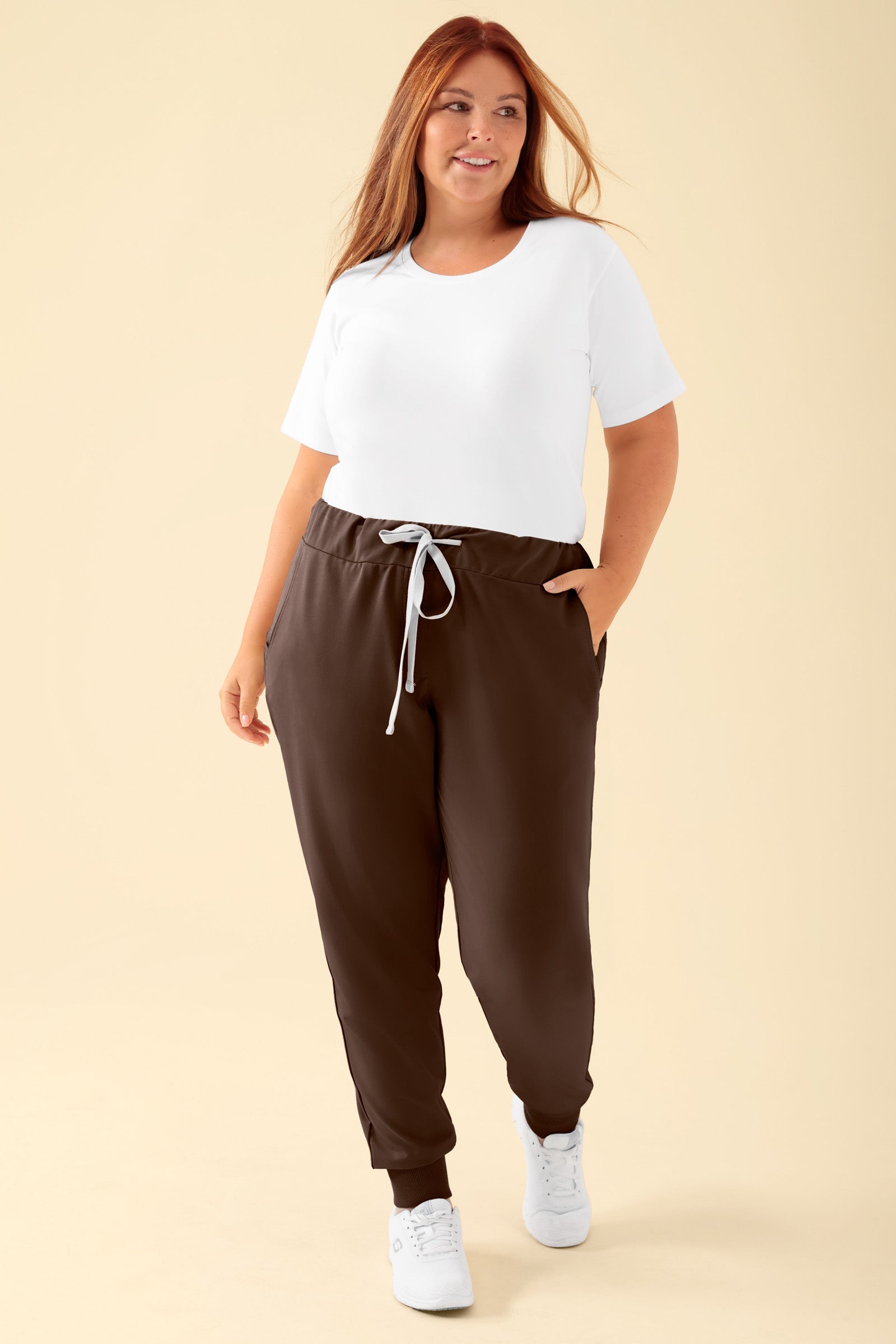 KAERE Hose Damen Normale Grösse - Saumabschluss mit Strickbund coffee, Vorderansicht Das Model ist 173 cm groß und trägt Grösse XL