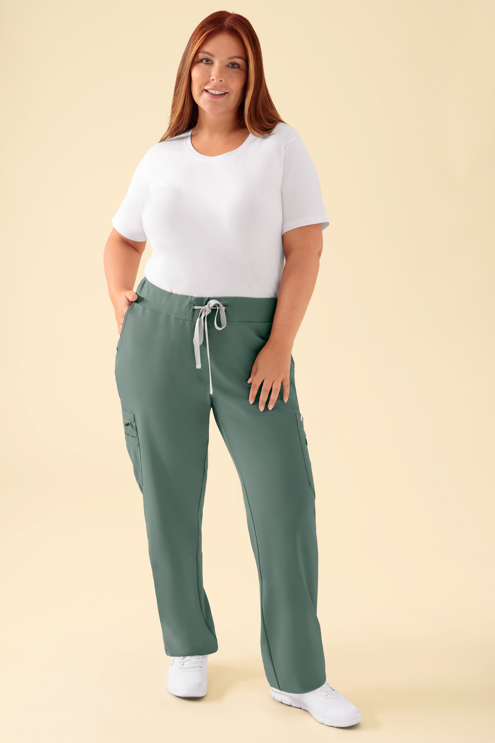 KAERE Hose Damen - gerader Saum mit Beintaschen dunkelgrün, Vue de face Le mannequin mesure 173 cm et porte la taille XL
