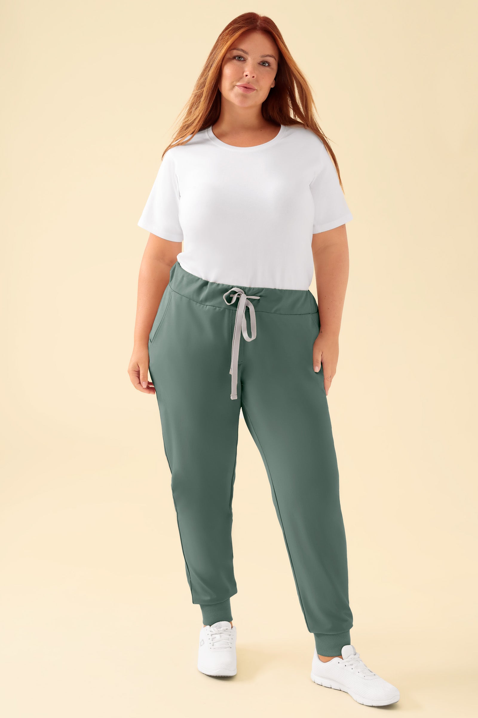 KAERE Hose Damen - Saumbündchen ohne Beintaschen dunkelgrün, Vorderansicht Das Model ist 173 cm groß und trägt Grösse XL