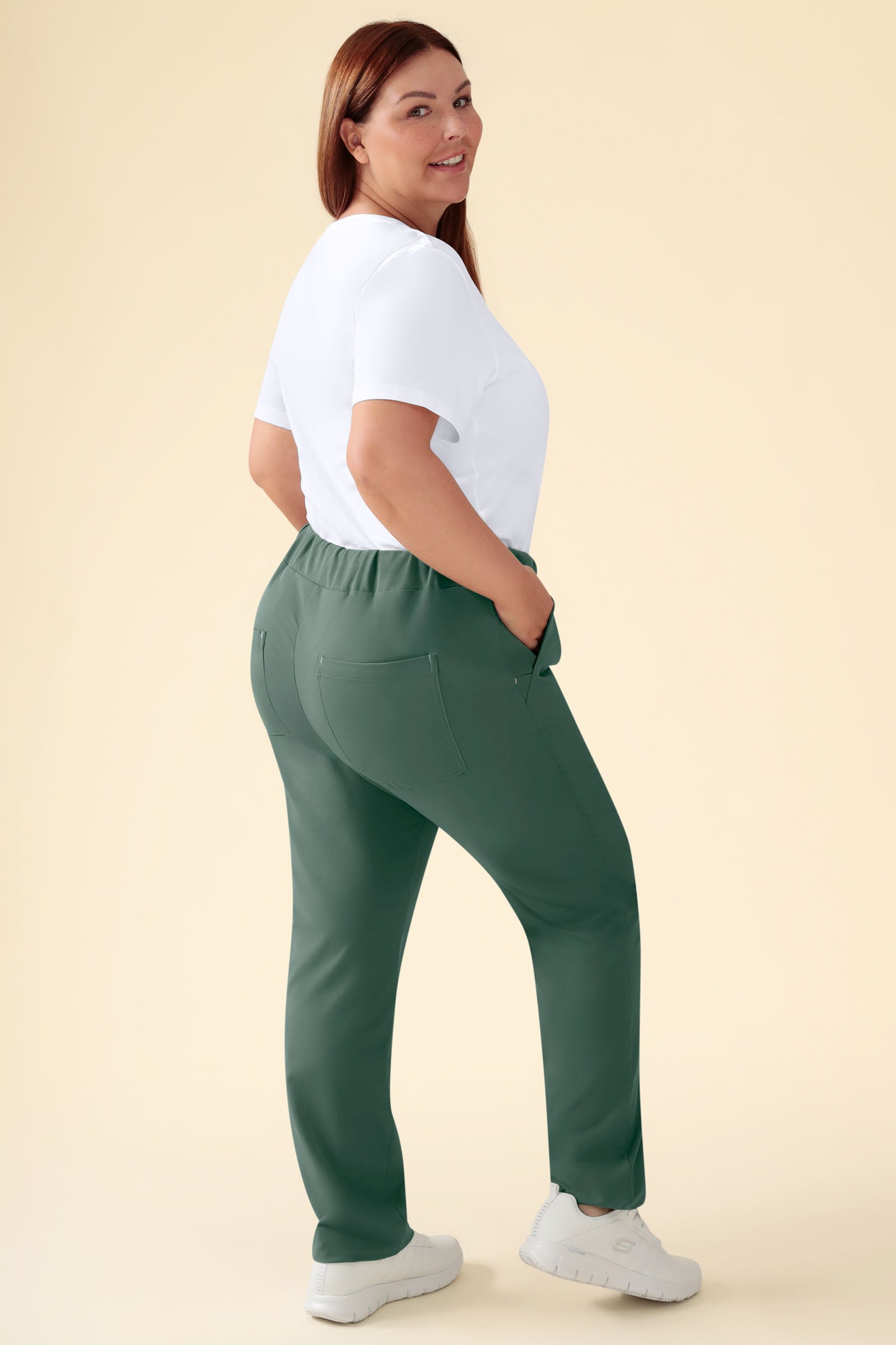 KAERE Hose Damen - gerader Saum ohne Beintaschen dunkelgrün, Vorderansicht Das Model ist 173 cm groß und trägt Grösse XL