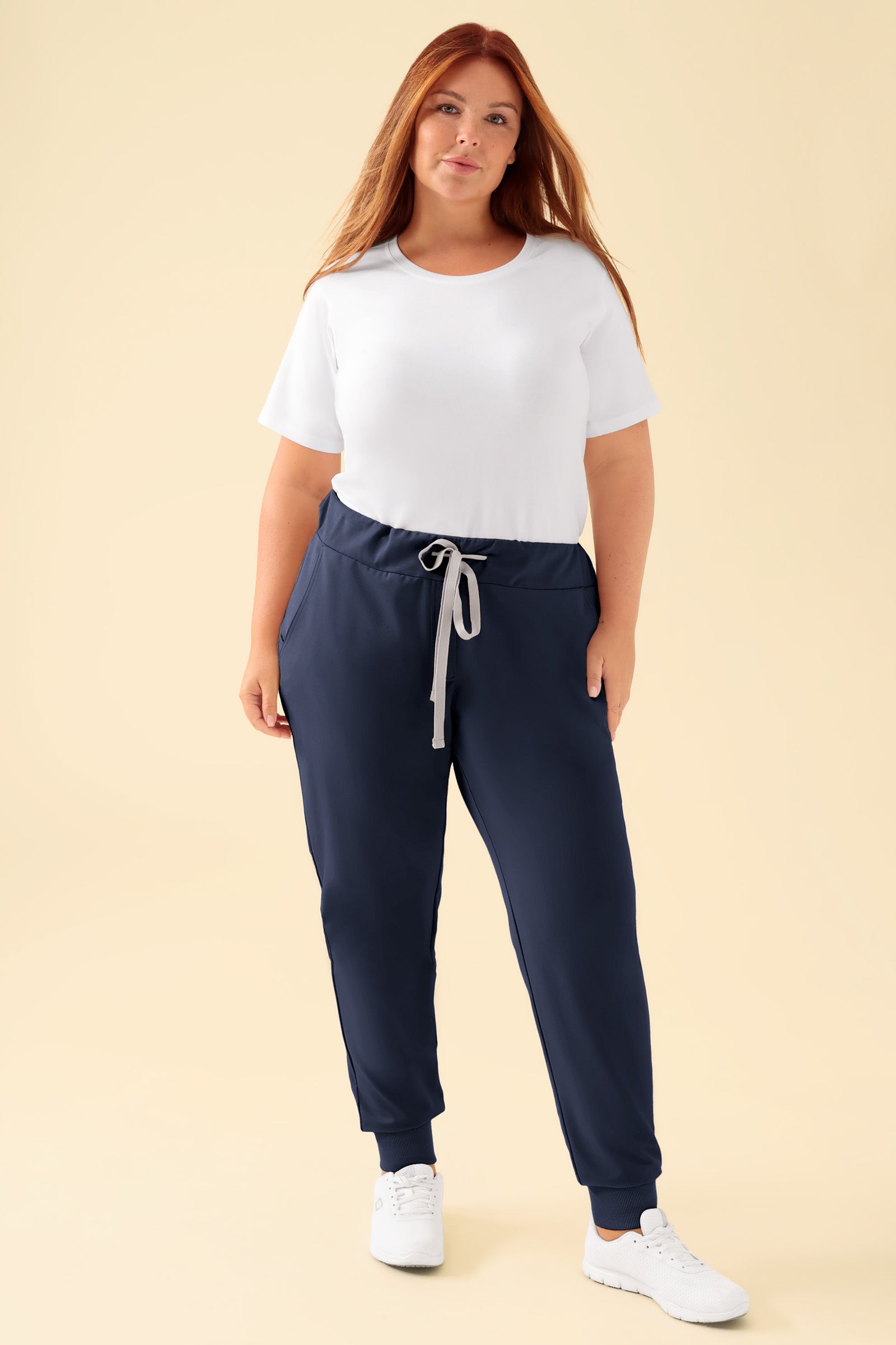 KAERE Hose Damen - Saumbündchen ohne Beintaschen navy, Vorderansicht Das Model ist 173 cm groß und trägt Grösse XL