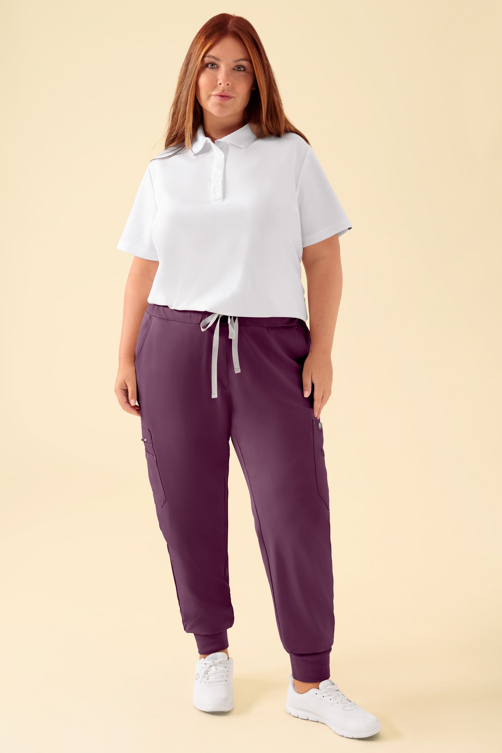 KAERE Hose Damen - Saumbündchen mit Beintaschen pflaume, Vorderansicht Das Model ist 173 cm groß und trägt Grösse XL