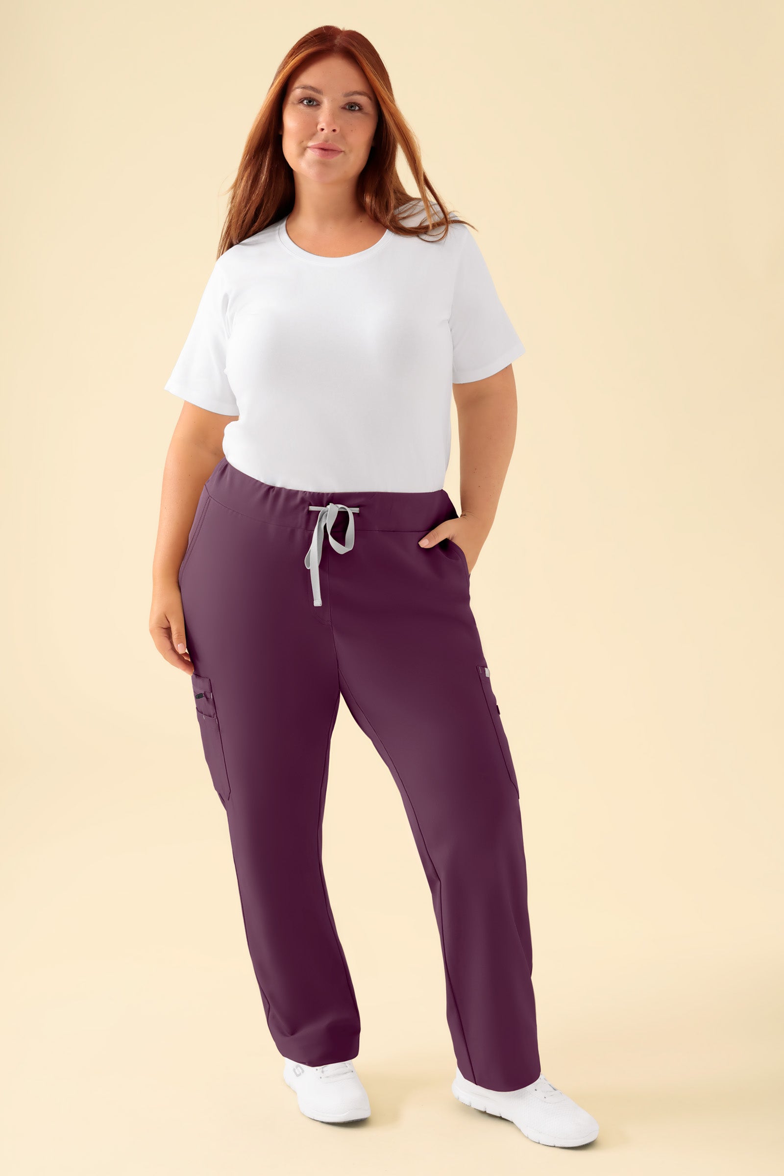 KAERE Hose Damen - gerader Saum mit Beintaschen pflaume, Vorderansicht Das Model ist 173 cm groß und trägt Grösse XL