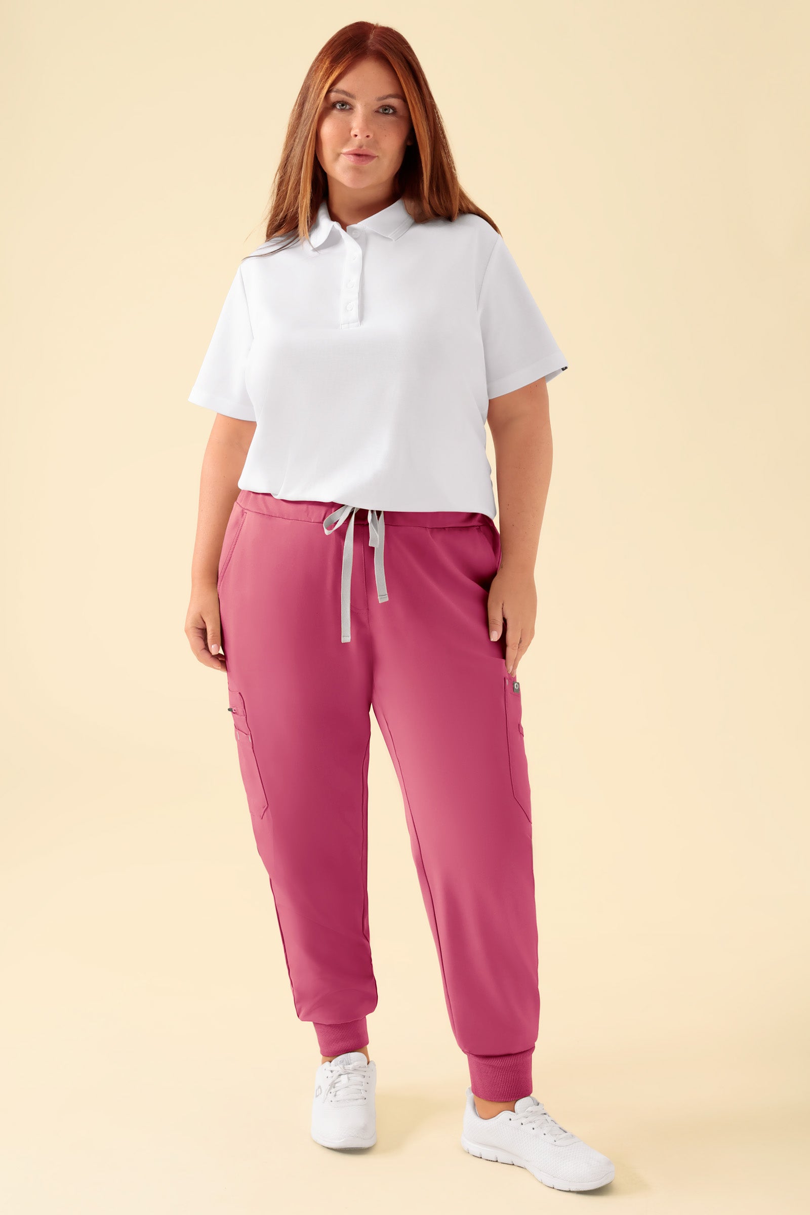 KAERE Hose Damen - Saumbündchen mit Beintaschen rosenholz, Vue de face Le mannequin mesure 173 cm et porte la taille XL