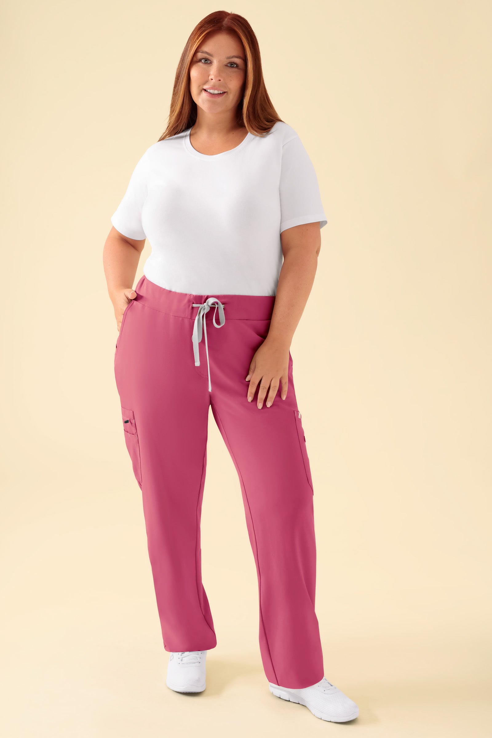 KAERE Hose Damen - gerader Saum mit Beintaschen rosenholz, Vue de face Le mannequin mesure 173 cm et porte la taille XL
