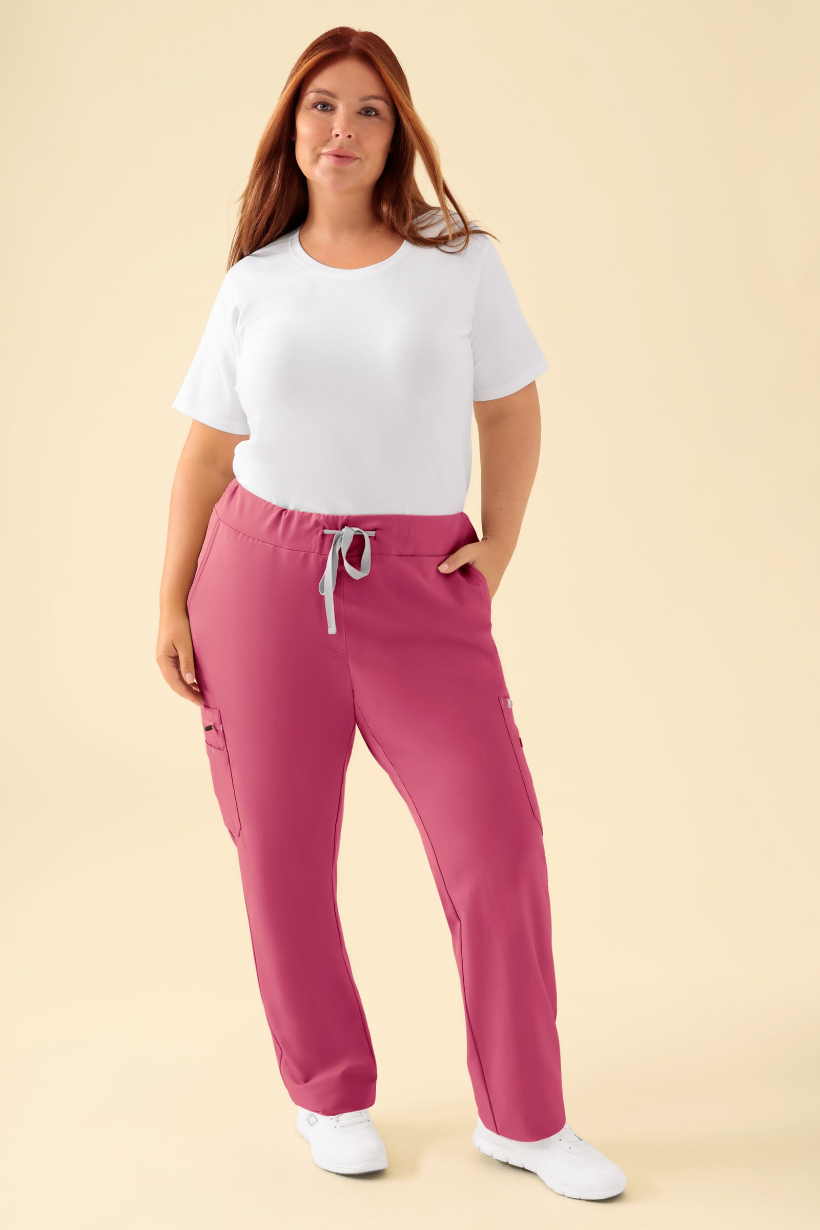 KAERE Hose Damen - gerader Saum mit Beintaschen rosenholz, Vue de face Le mannequin mesure 173 cm et porte la taille XL