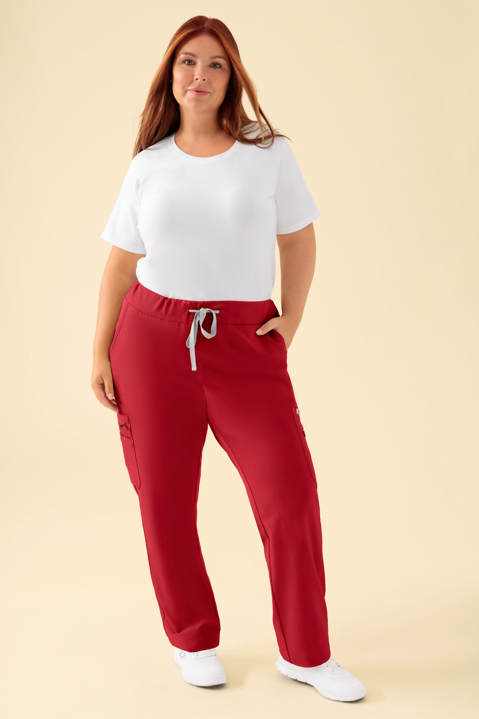 KAERE Hose Damen - gerader Saum mit Beintaschen rot, Vorderansicht Das Model ist 173 cm groß und trägt Grösse XL
