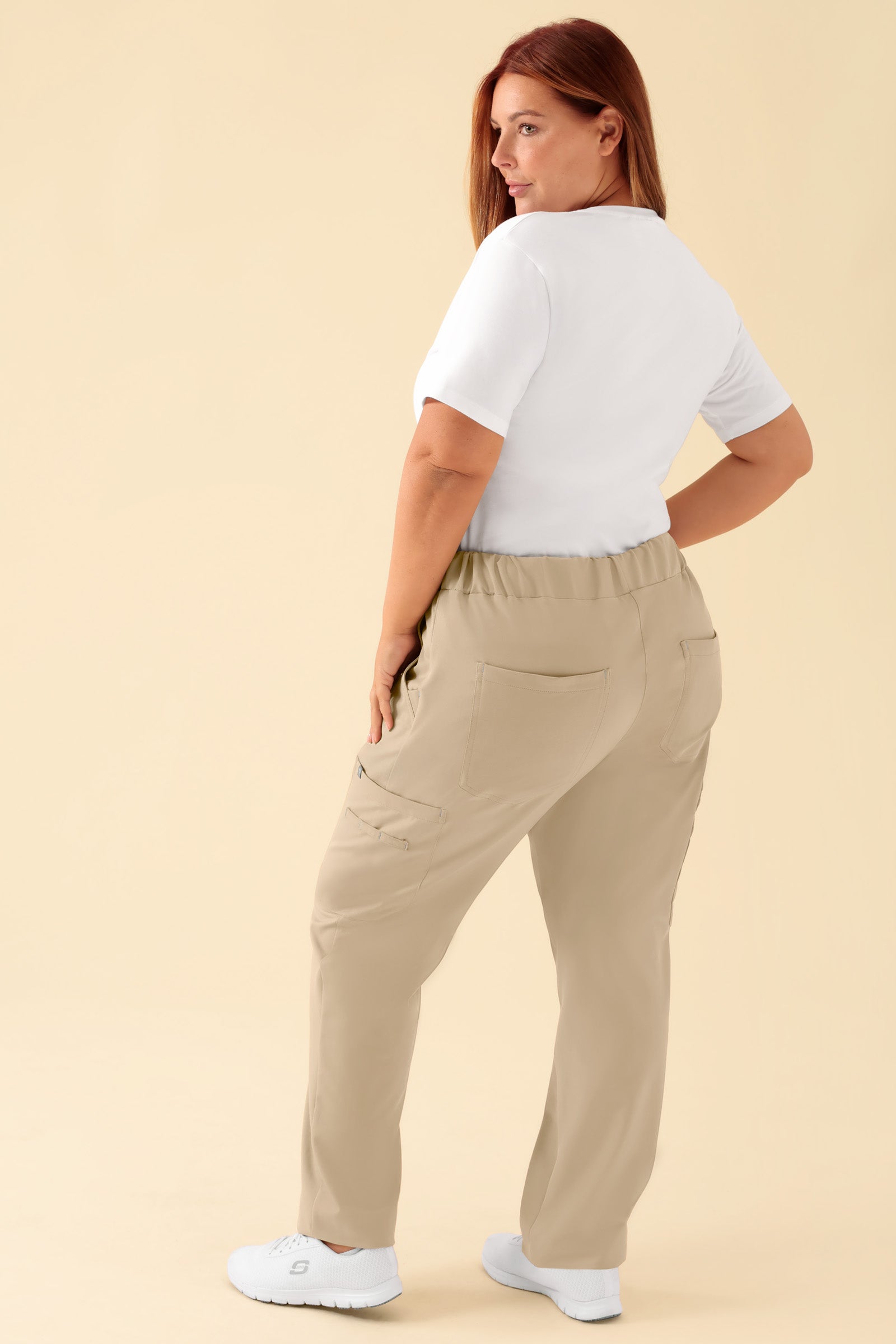 KAERE Hose Damen - gerader Saum mit Beintaschen sand, Vue de face Le mannequin mesure 173 cm et porte la taille XL