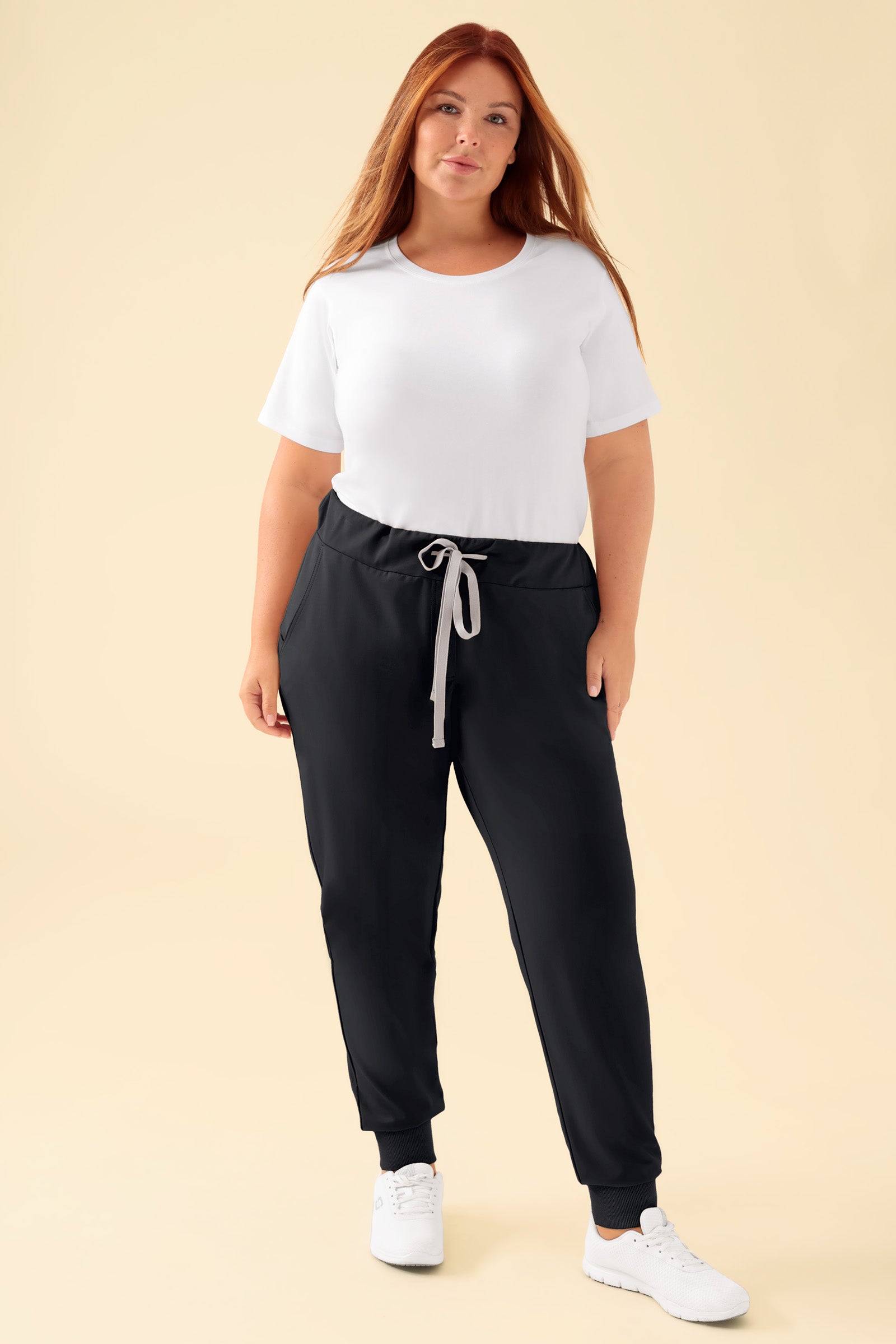 KAERE Hose Damen - Saumbündchen ohne Beintaschen schwarz, Vorderansicht Das Model ist 173 cm groß und trägt Grösse XL