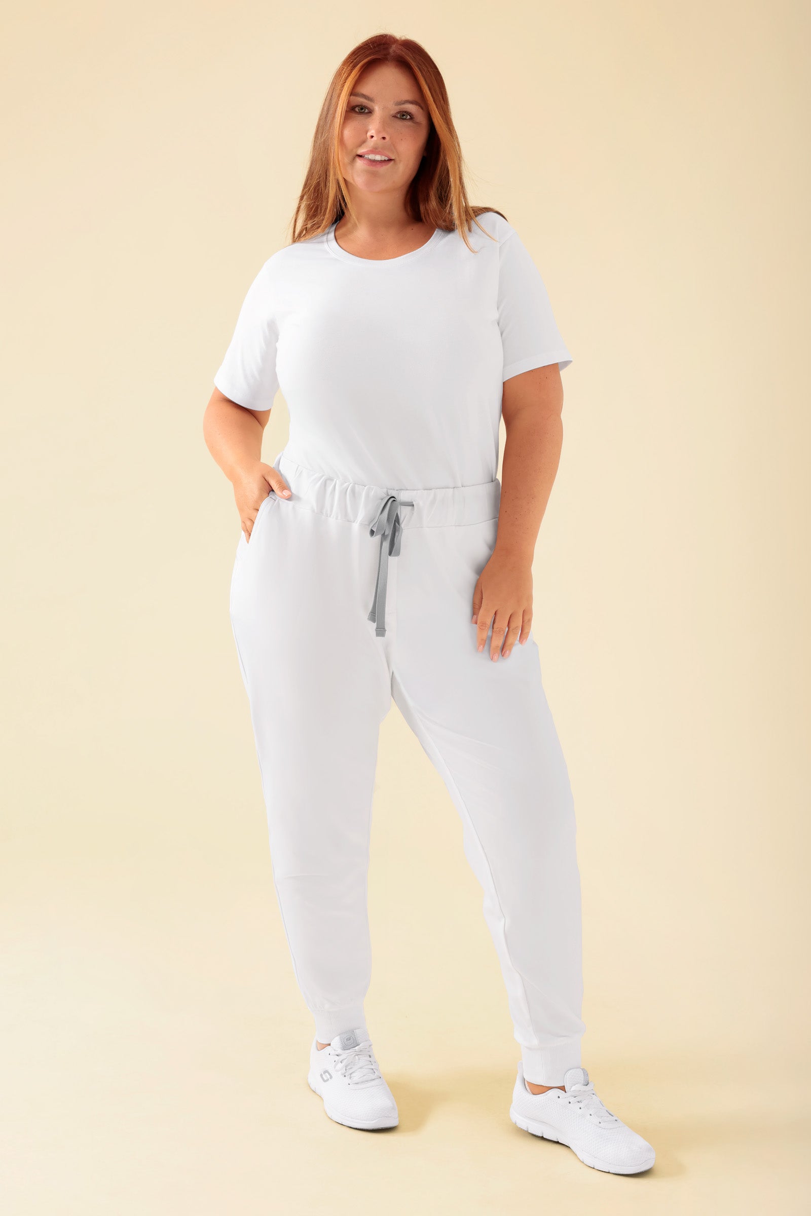 KAERE Hose Damen - Saumbündchen ohne Beintaschen weiss, Vorderansicht Das Model ist 173 cm groß und trägt Grösse XL