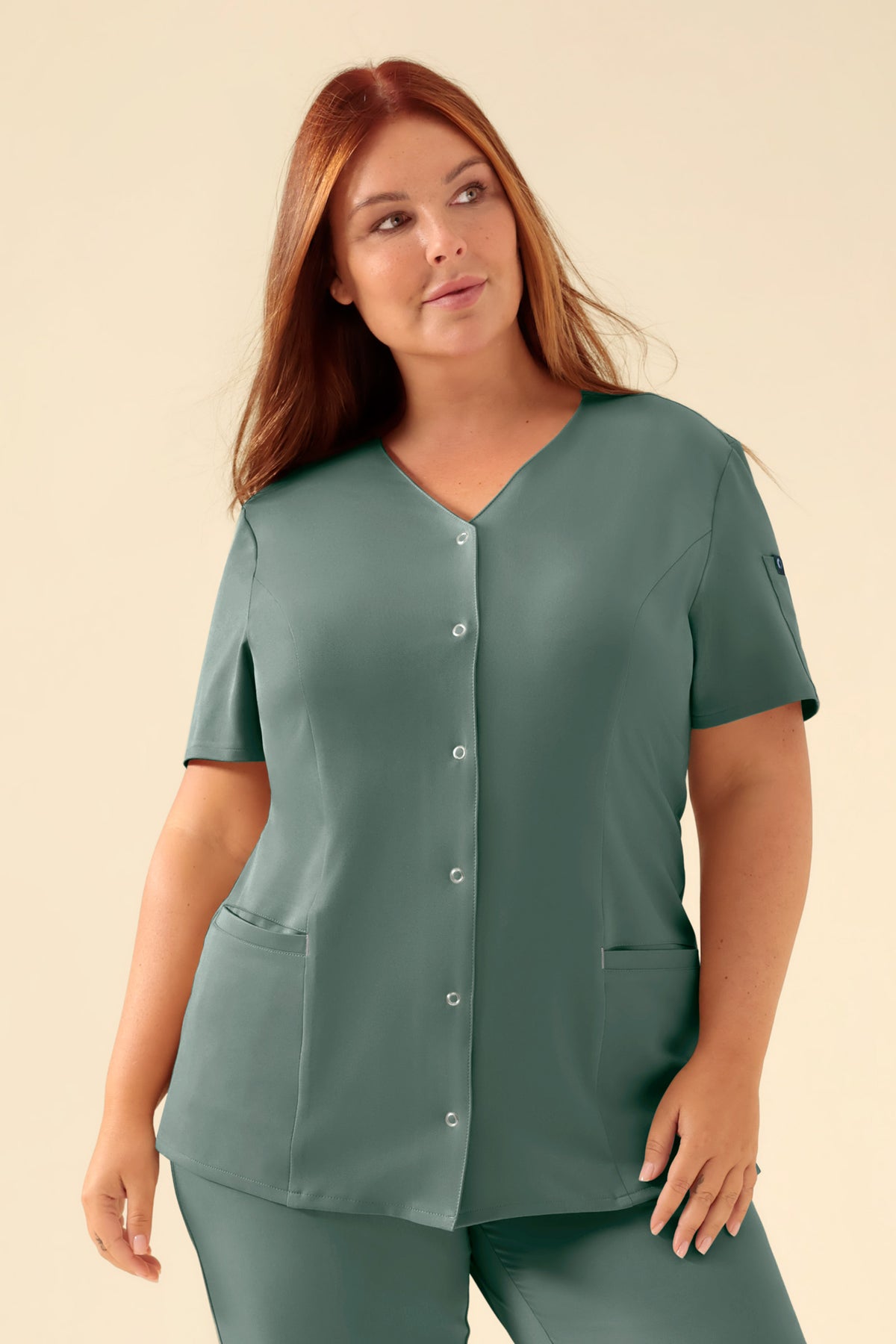 KAERE Kasack Damen - durchgeknöpft dunkelgrün, Vue de face Le mannequin mesure 173 cm et porte la taille XL