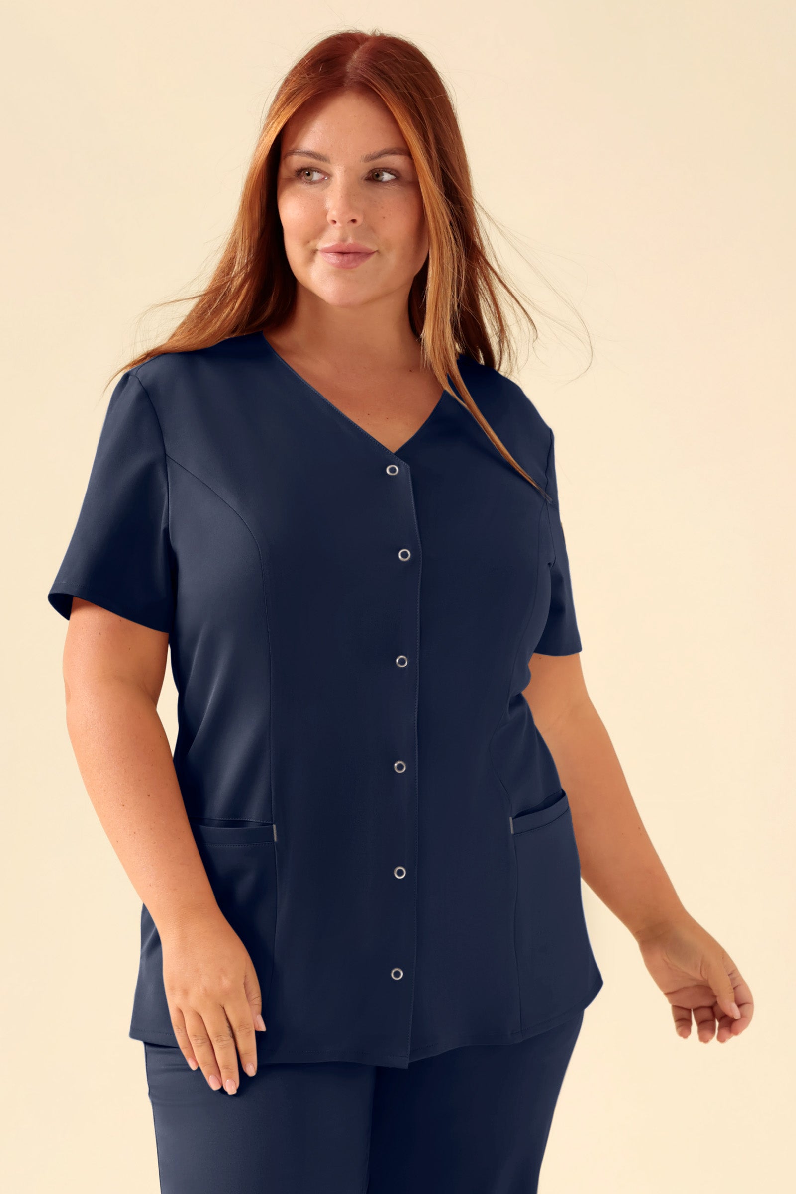 KAERE Kasack Damen - durchgeknöpft navy, Vorderansicht Das Model ist 173 cm groß und trägt Grösse XL