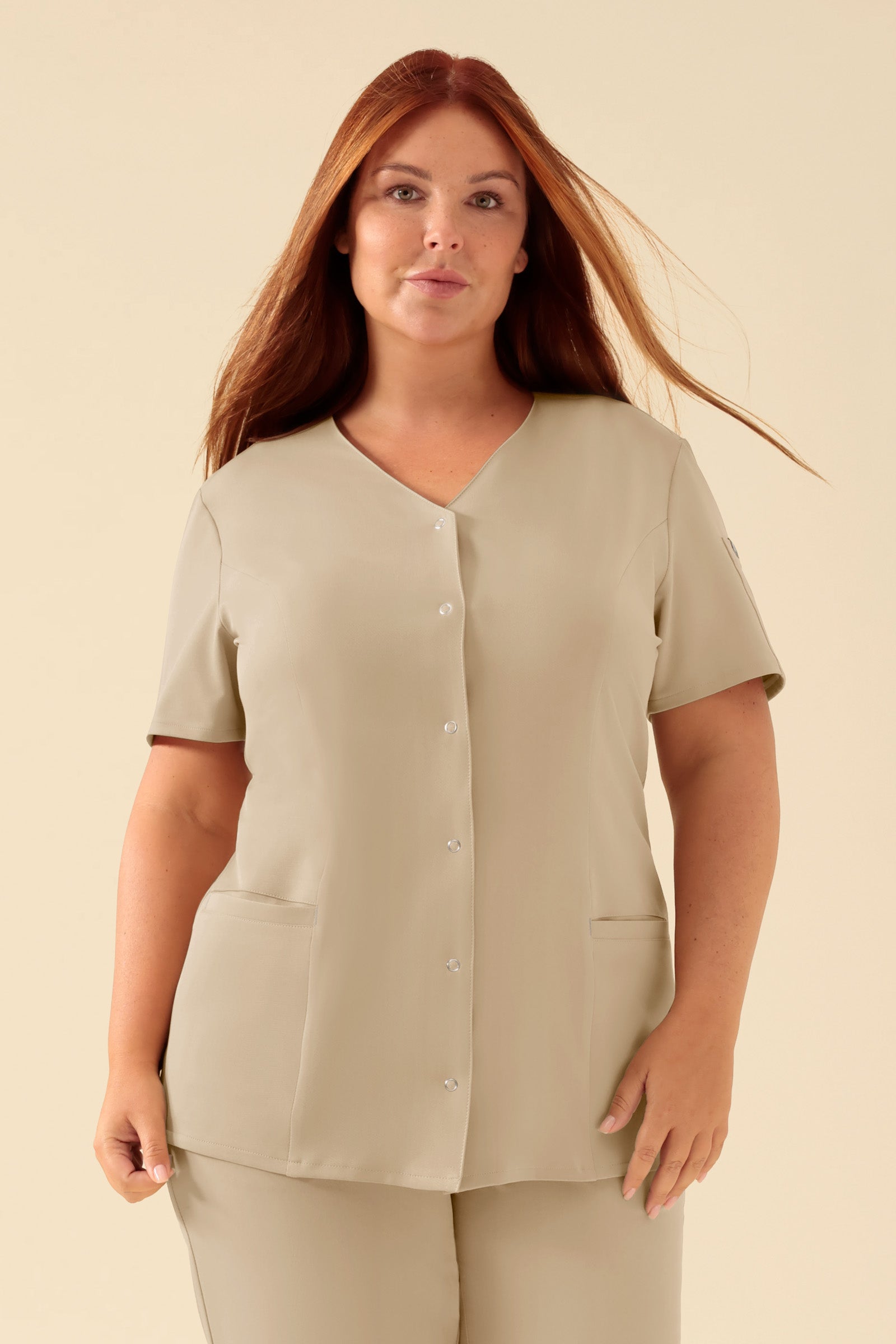 KAERE Kasack Damen - durchgeknöpft sand, Vorderansicht Das Model ist 173 cm groß und trägt Grösse XL