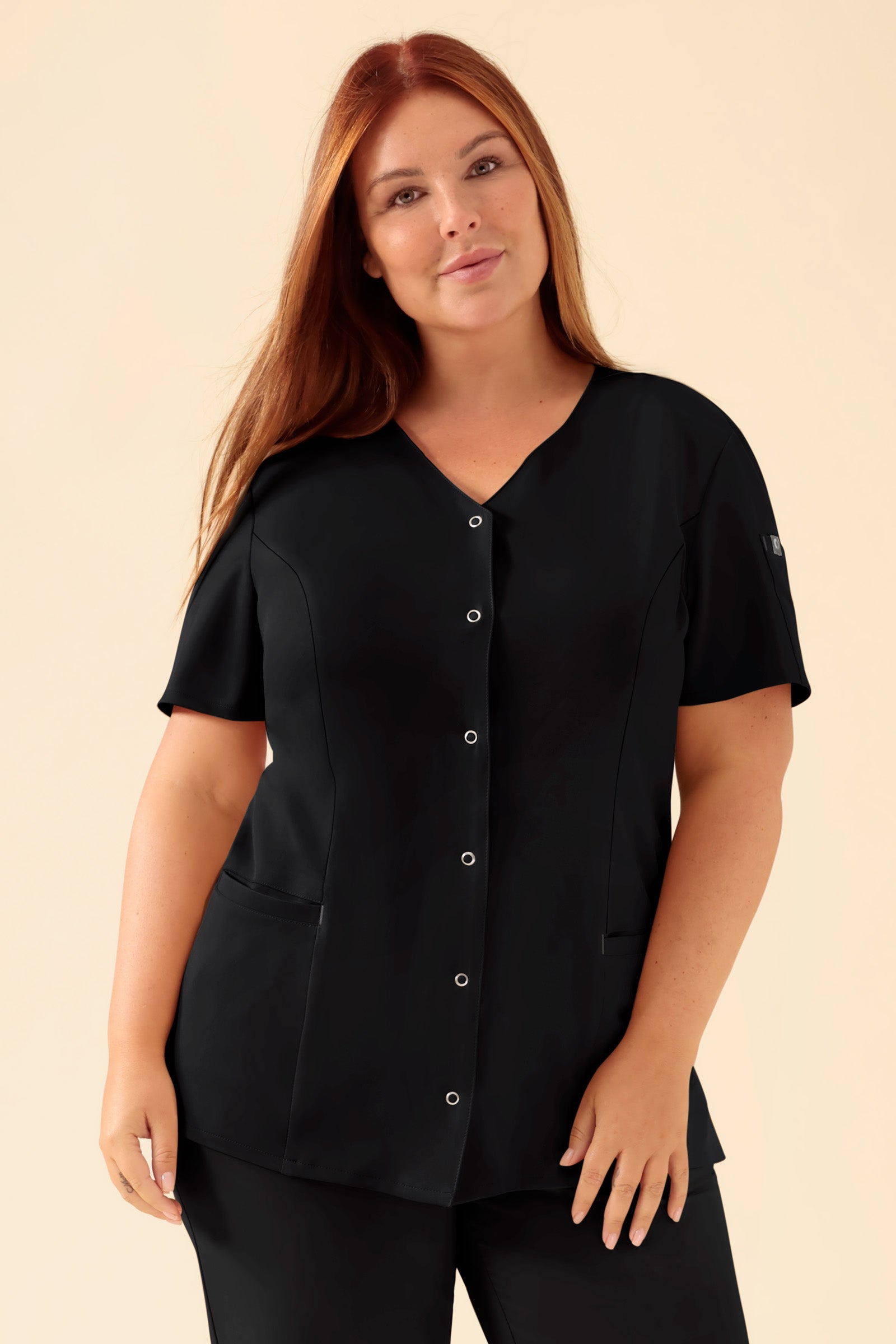 KAERE Kasack Damen - durchgeknöpft schwarz, Vorderansicht Das Model ist 173 cm groß und trägt Grösse XL