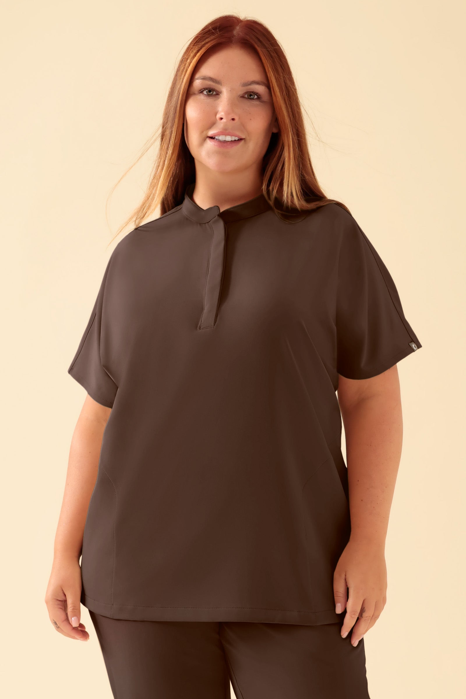 KAERE Schlupfkasack Damen - Stehkragen coffee, Vue de face Le mannequin mesure 173 cm et porte la taille XL