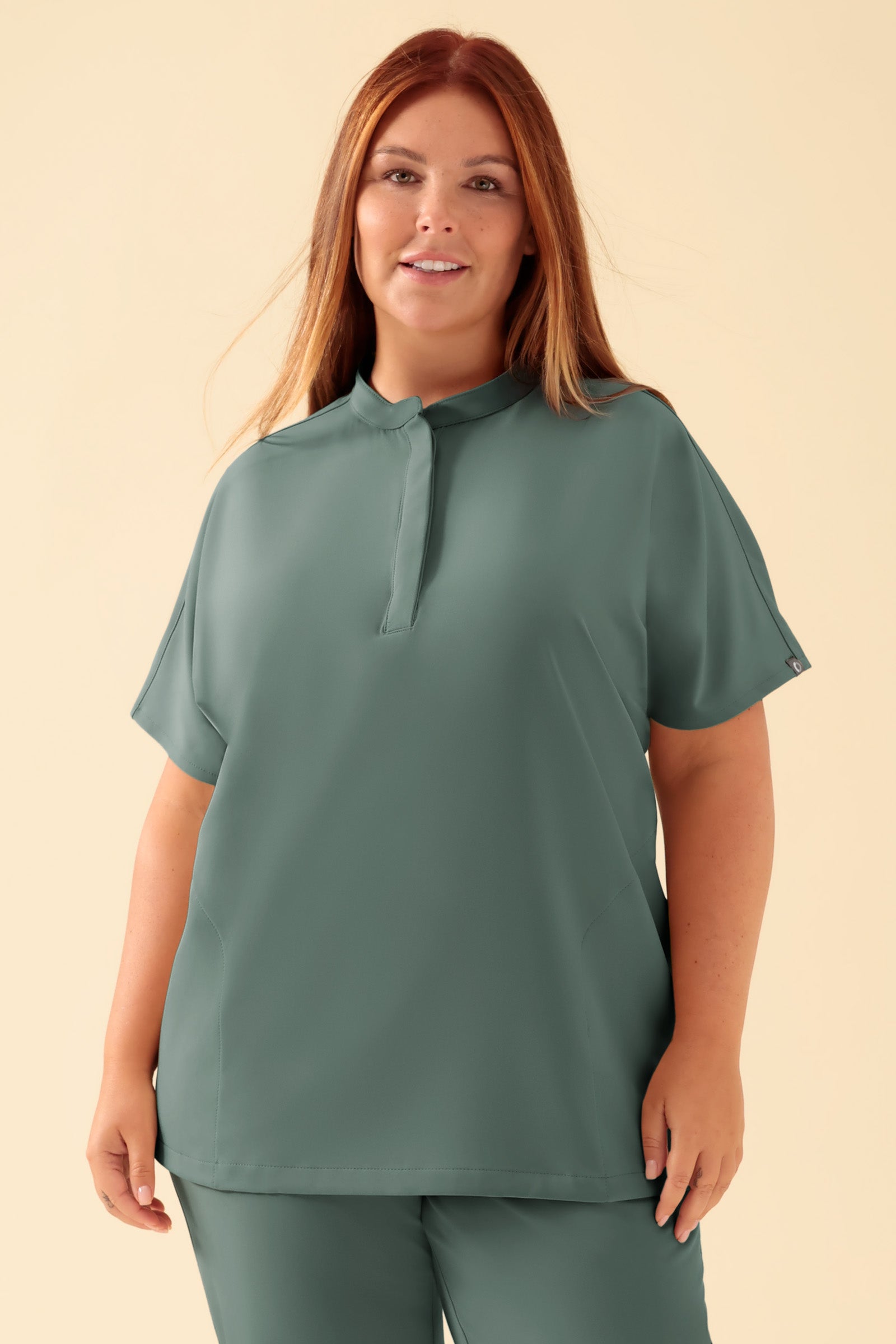 KAERE Schlupfkasack Damen - Stehkragen dunkelgrün, Vorderansicht Das Model ist 173 cm groß und trägt Grösse XL