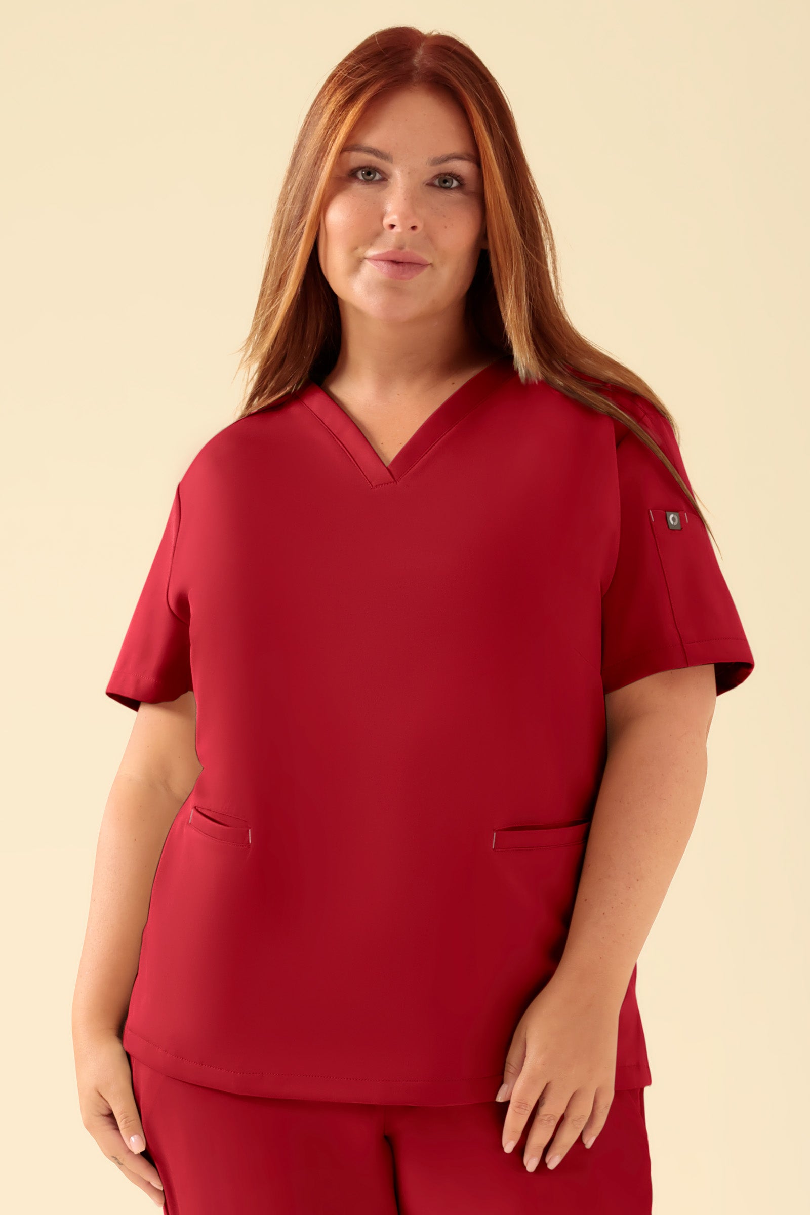 KAERE Schlupfkasack Damen - V-Ausschnitt rot, Vorderansicht Das Model ist 173 cm groß und trägt Grösse XL