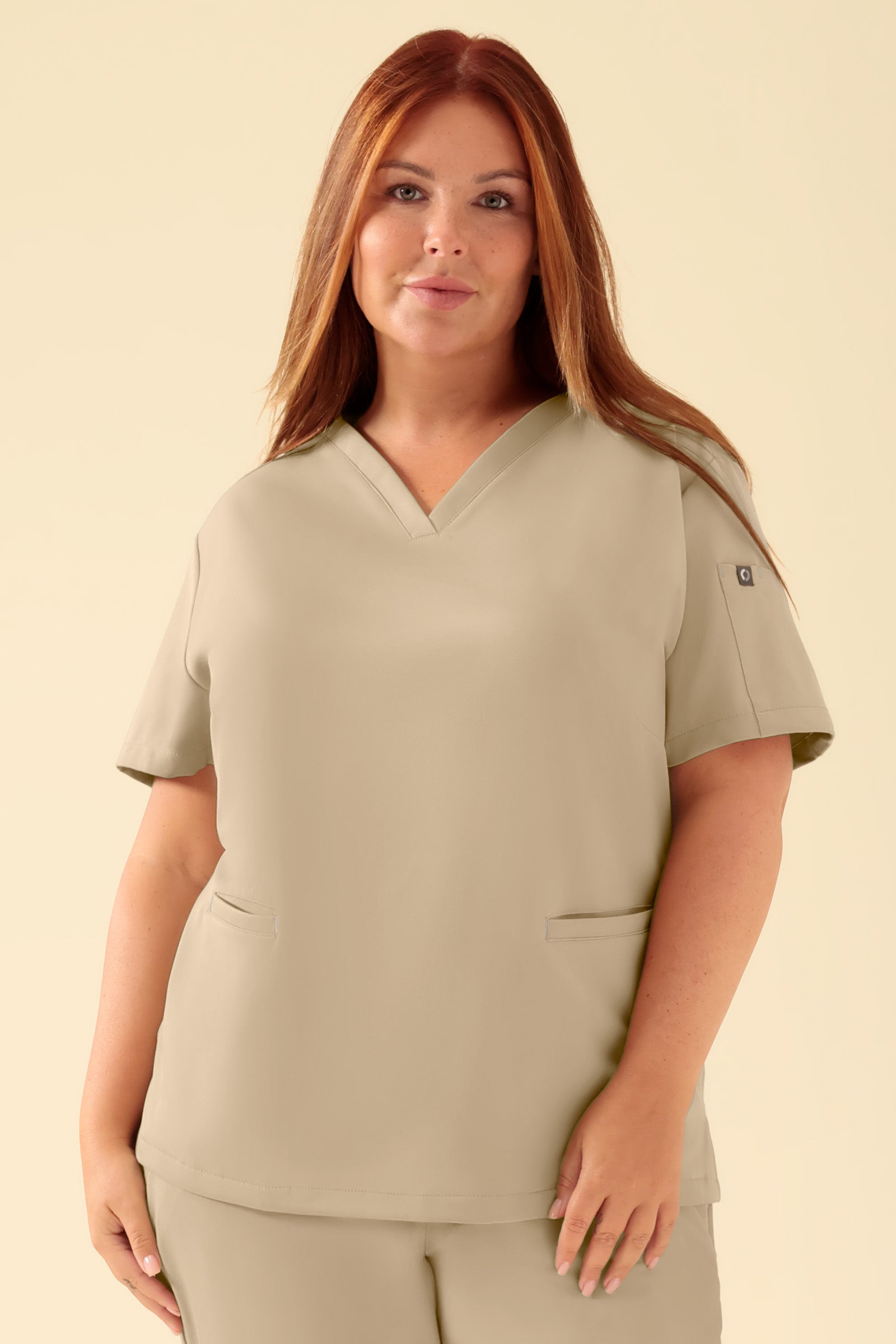 KAERE Schlupfkasack Damen - V-Ausschnitt sand, Vue de face Le mannequin mesure 173 cm et porte la taille XL