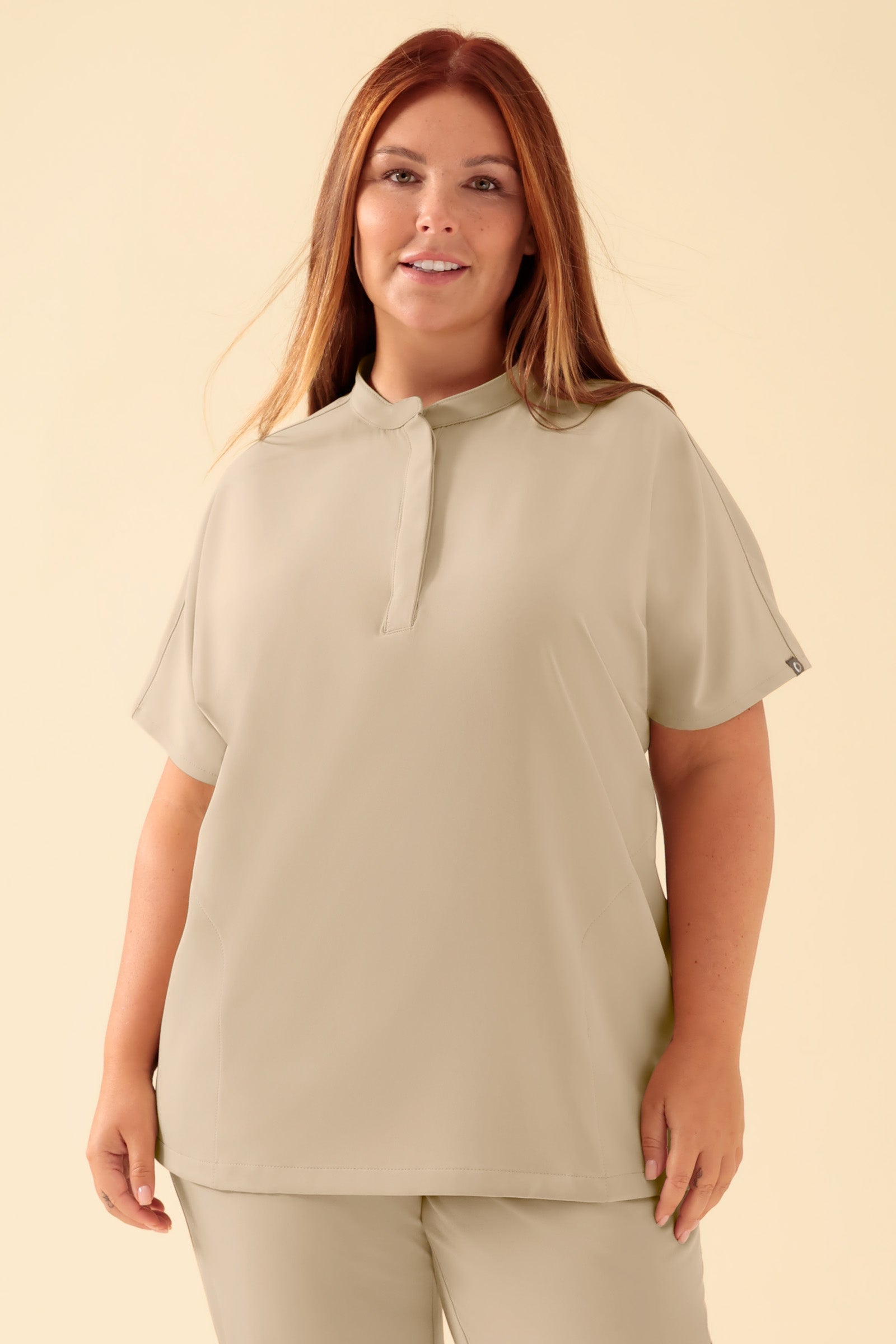 KAERE Schlupfkasack Damen - Stehkragen sand, Vue de face Le mannequin mesure 173 cm et porte la taille XL