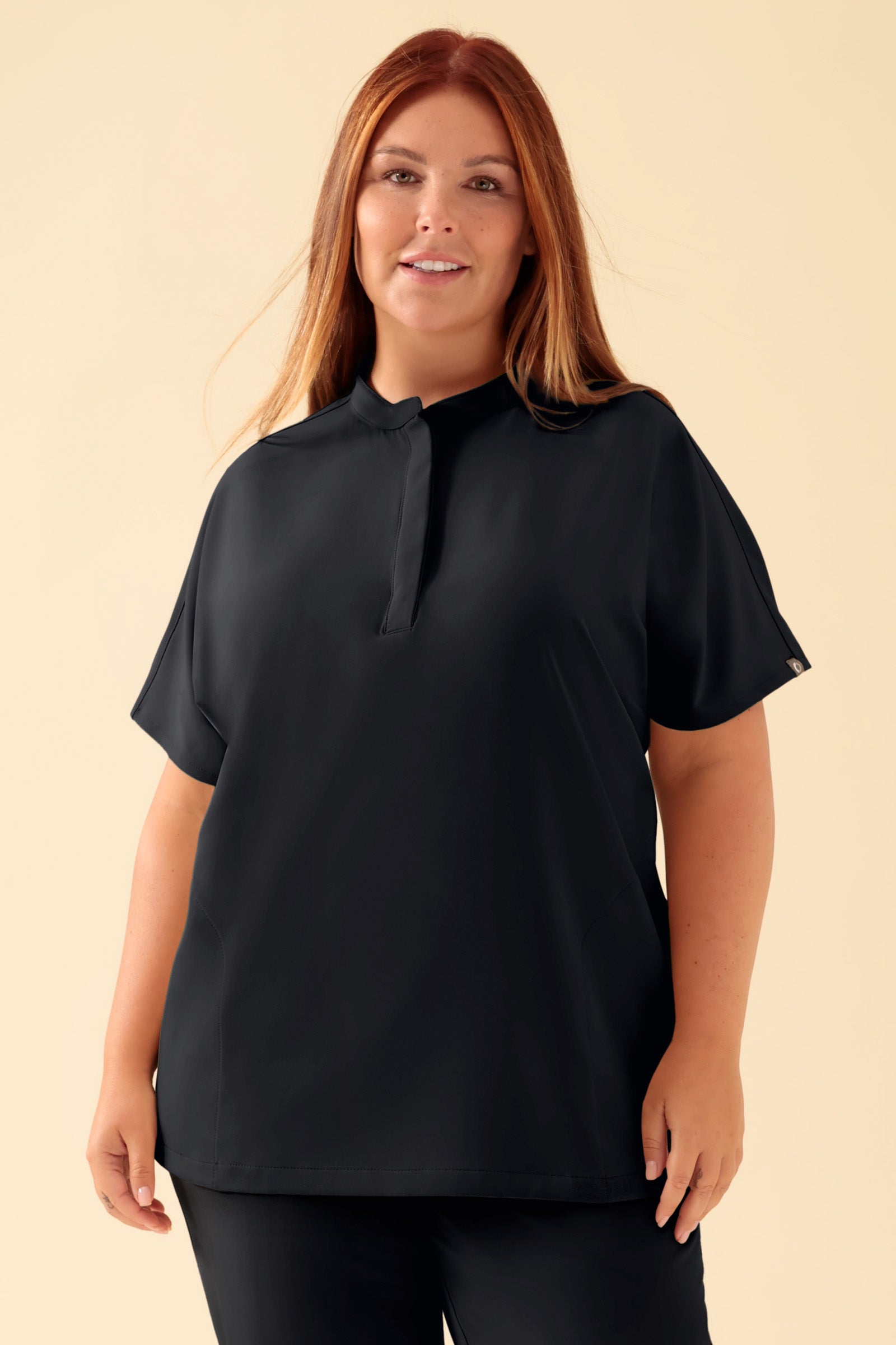 KAERE Schlupfkasack Damen - Stehkragen schwarz, Vue de face Le mannequin mesure 173 cm et porte la taille XL