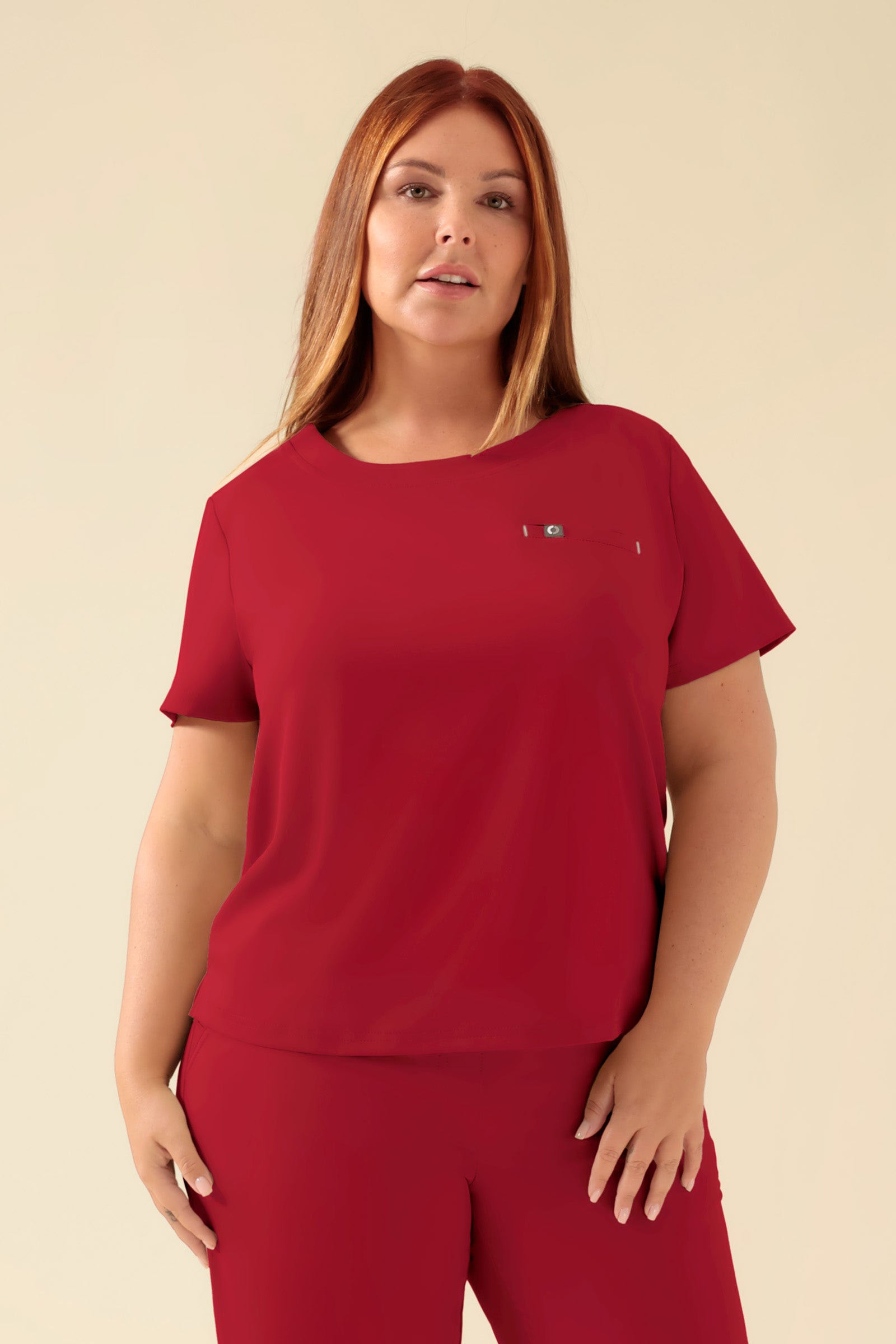 KAERE Shirt Damen - Rundhalsausschnitt rot, Vorderansicht Das Model ist 173 cm groß und trägt Grösse XL
