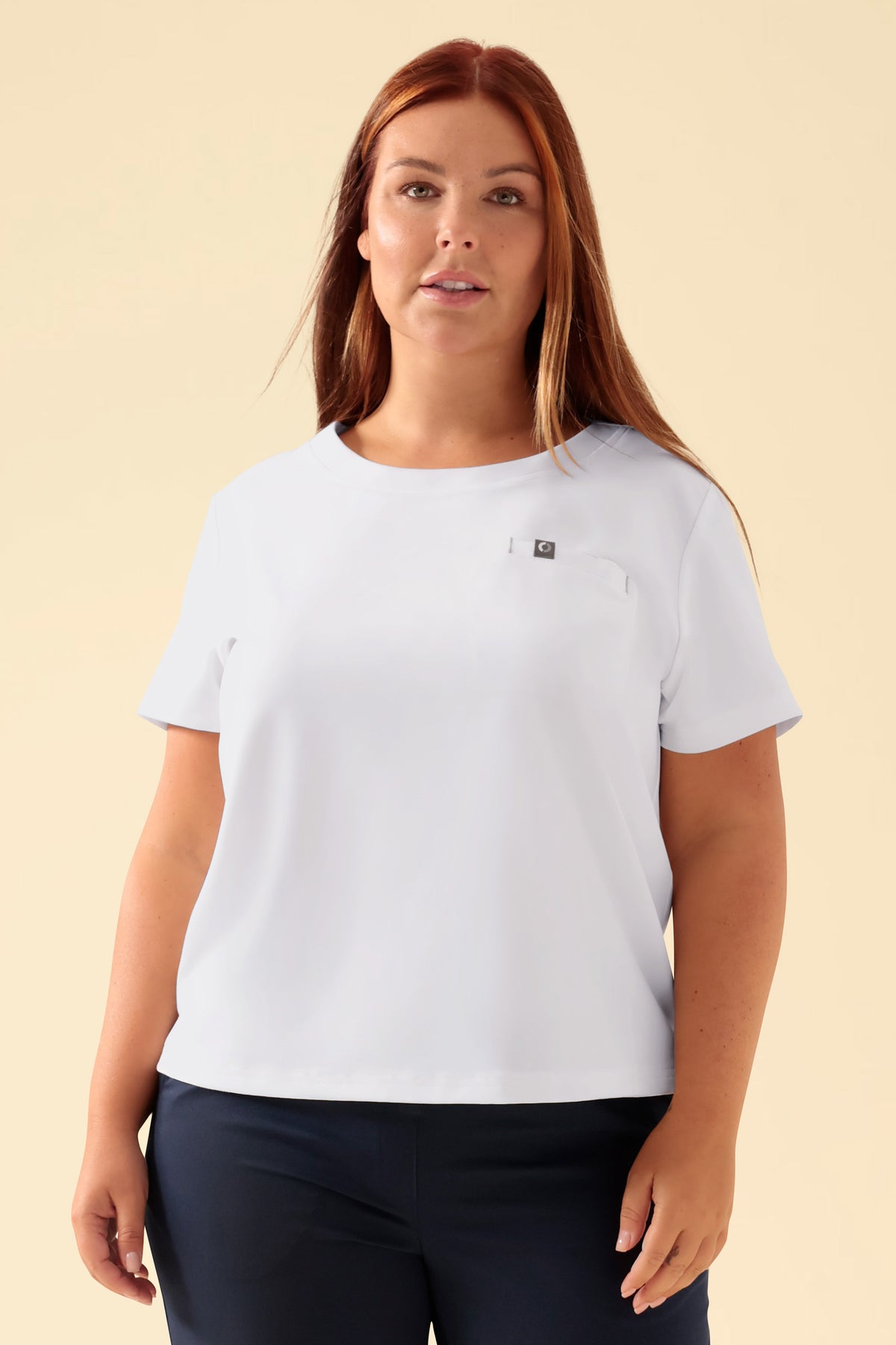 KAERE Shirt Damen - Rundhalsausschnitt weiss, Vorderansicht Das Model ist 173 cm groß und trägt Grösse XL