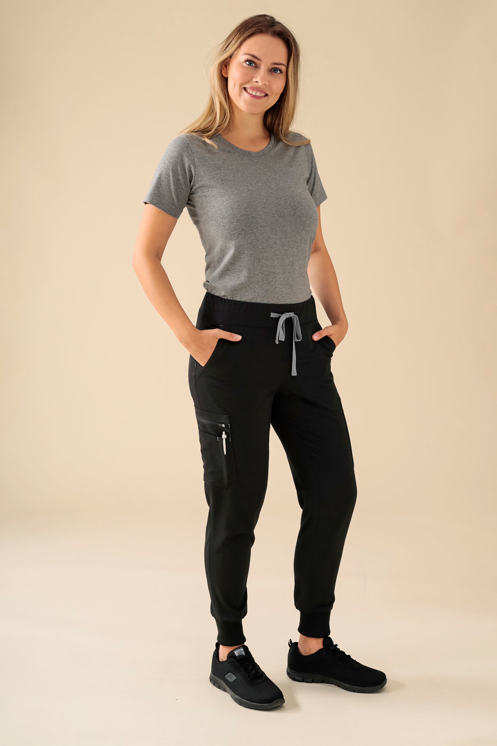 KAERE Hose Damen - Saumbündchen Kurzgr. mit Beintaschen schwarz, Vorderansicht 