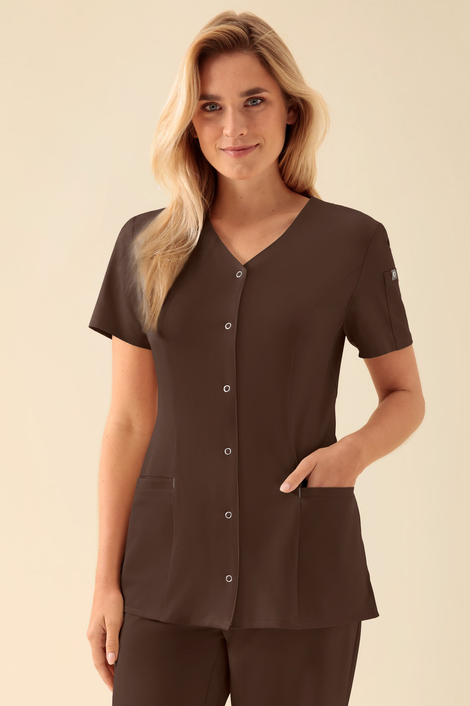 KAERE Kasack Damen - durchgeknöpft coffee, Vue de face Le mannequin mesure 177 cm et porte la taille S