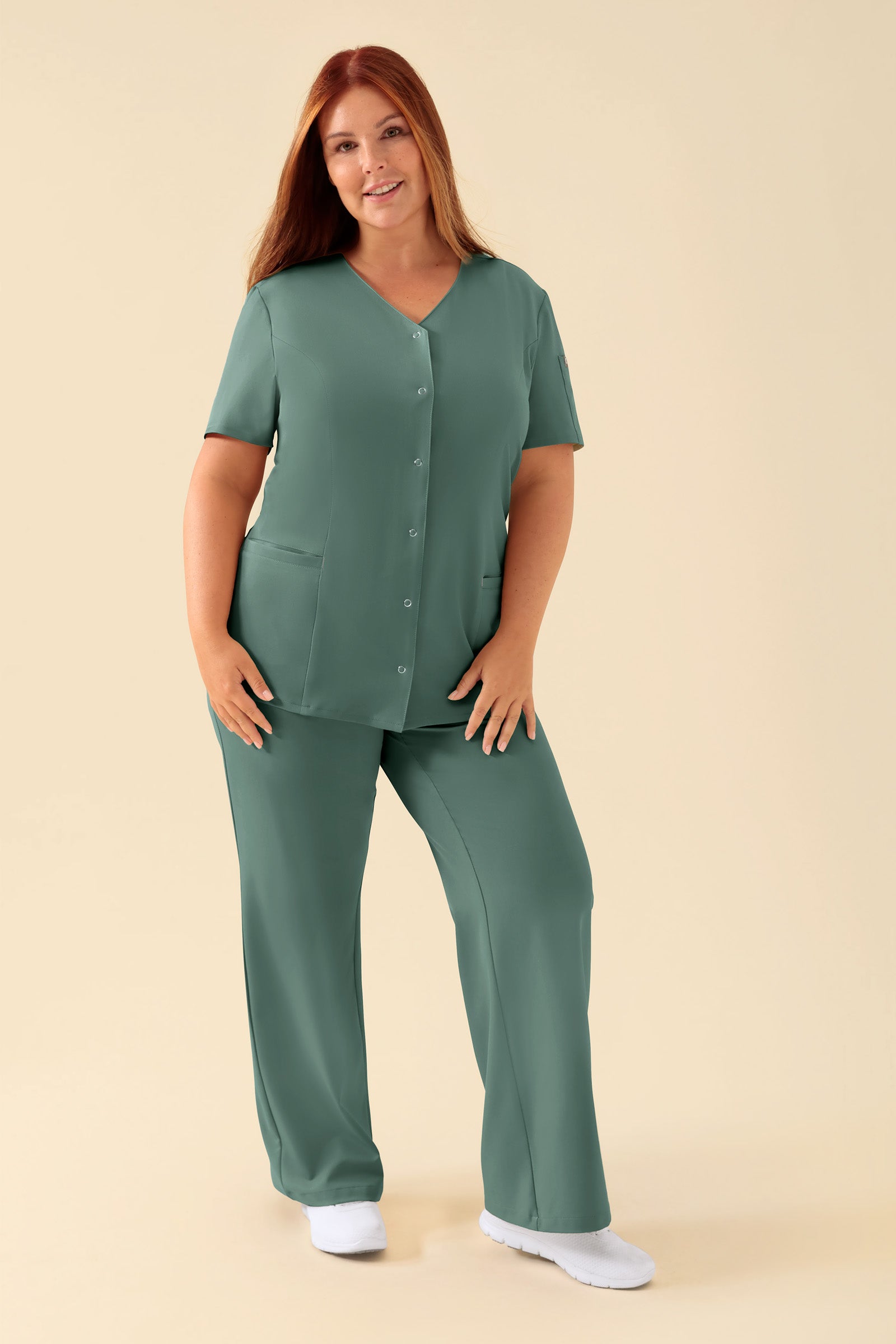 KAERE Kasack Damen - durchgeknöpft dunkelgrün, Vorderansicht Das Model ist 173 cm groß und trägt Grösse XL