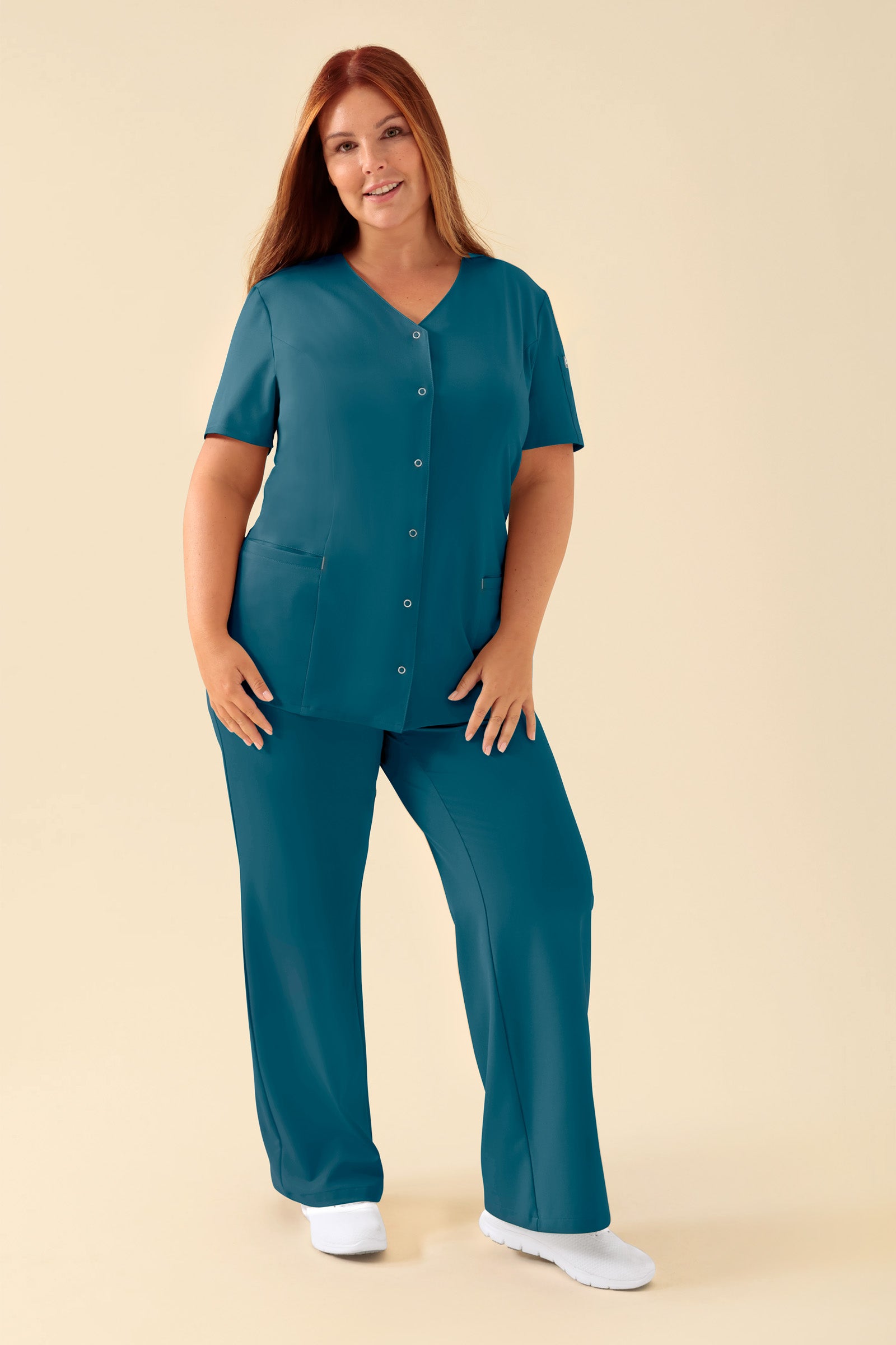 KAERE Kasack Damen - durchgeknöpft petrol, Vorderansicht Das Model ist 173 cm groß und trägt Grösse XL