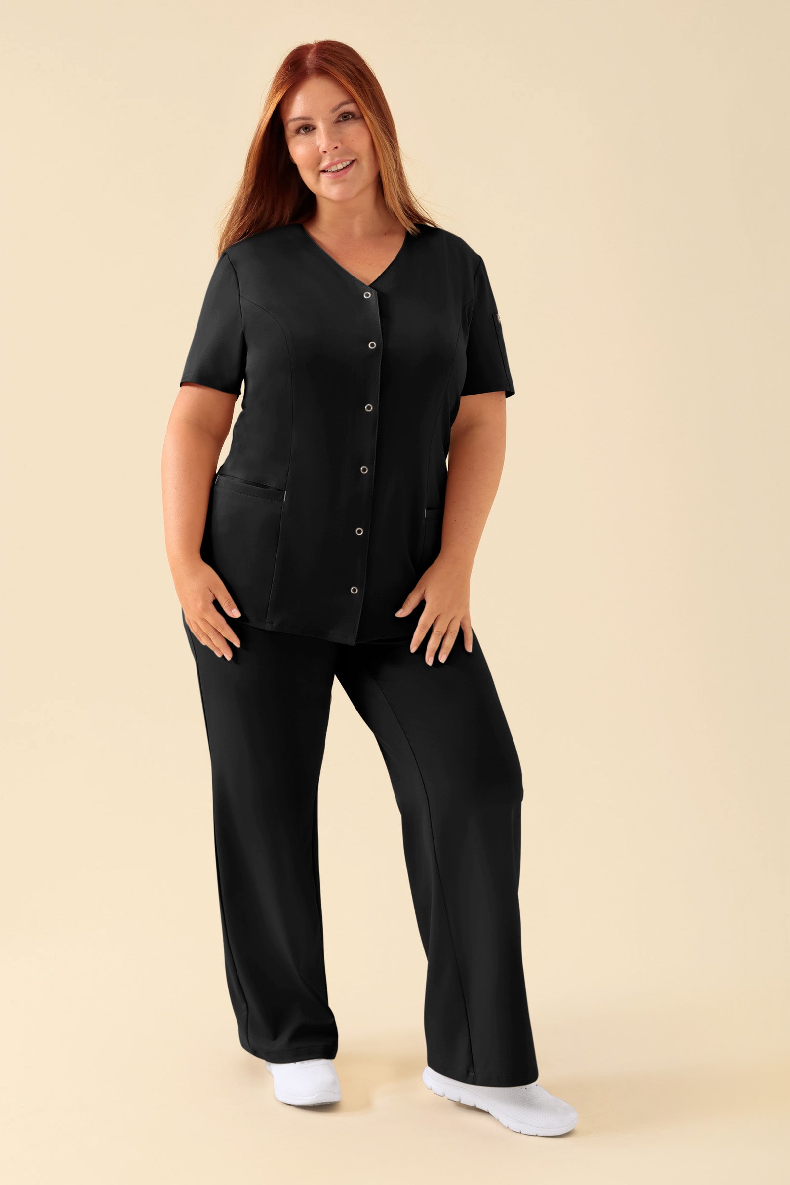 KAERE Kasack Damen - durchgeknöpft schwarz, Vue de face Le mannequin mesure 173 cm et porte la taille XL