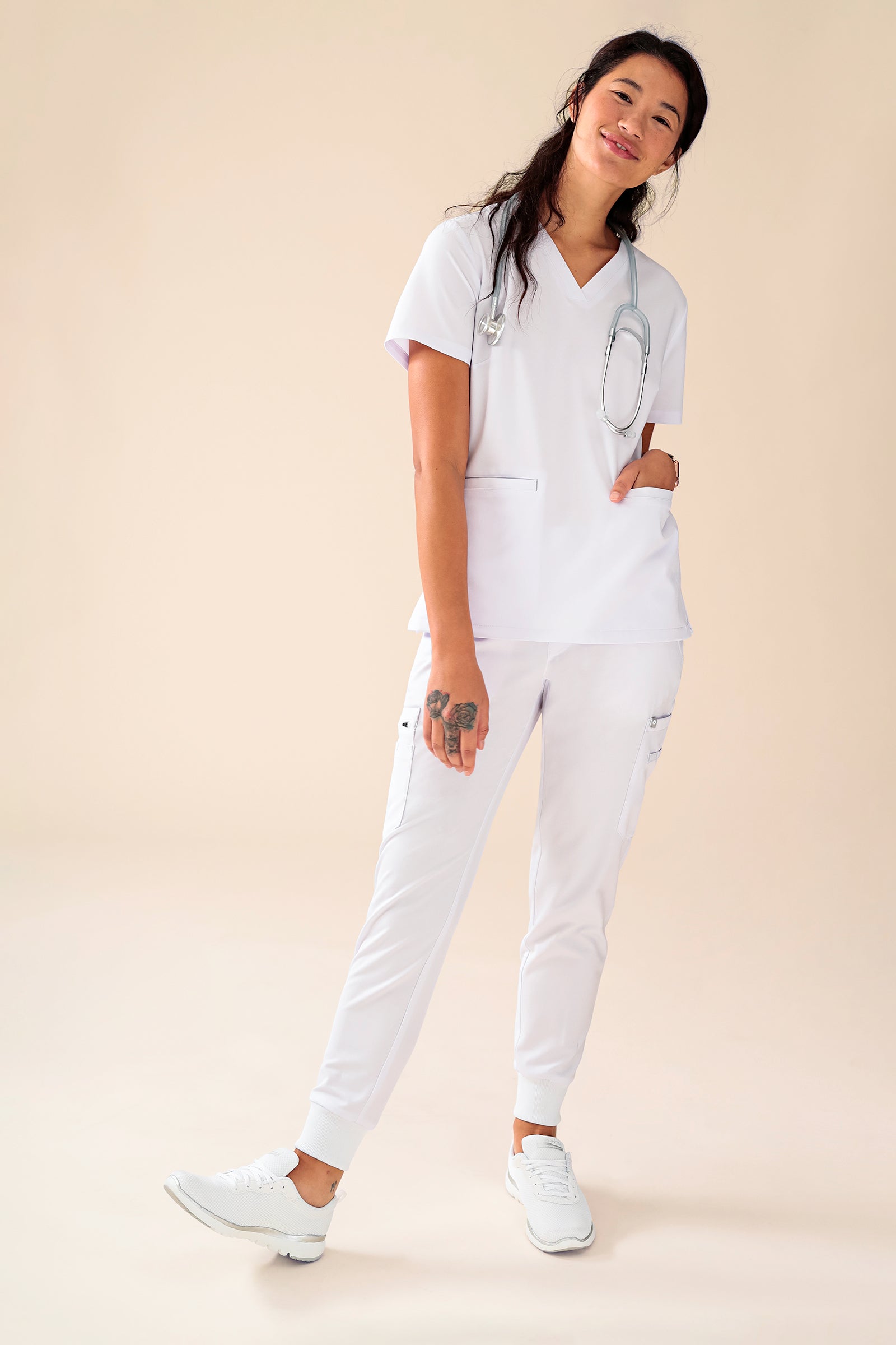 KAERE Hose Damen - Saumbündchen mit Beintaschen weiss, Vorderansicht Das Model ist 174 cm groß und trägt Grösse S