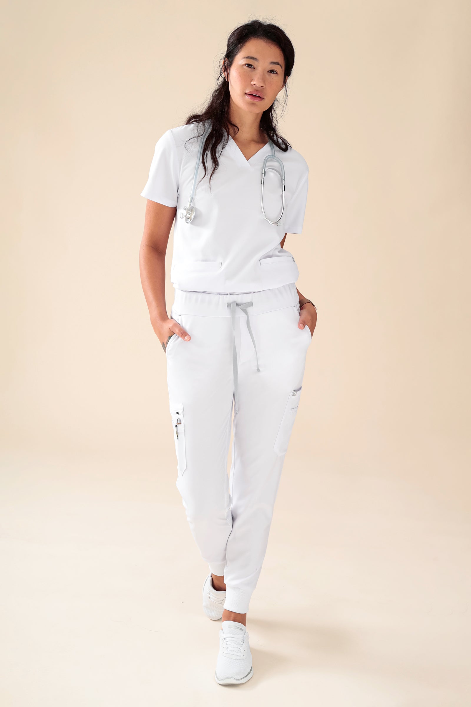 KAERE Schlupfkasack Damen - V-Ausschnitt weiss, Vue de face Le mannequin mesure 174 cm et porte la taille S