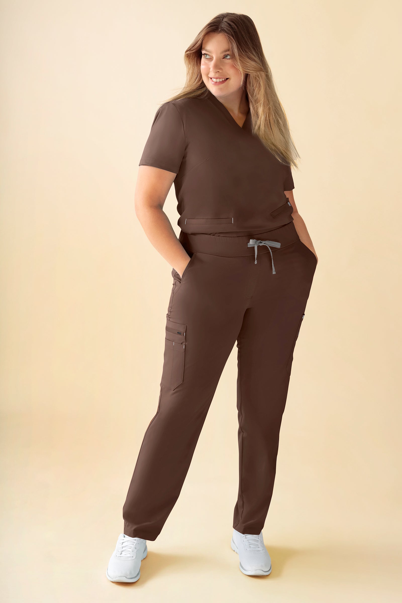 KAERE Hose Damen - gerader Saum mit Beintaschen coffee, Vue de face Le mannequin mesure 174 cm et porte la taille XL