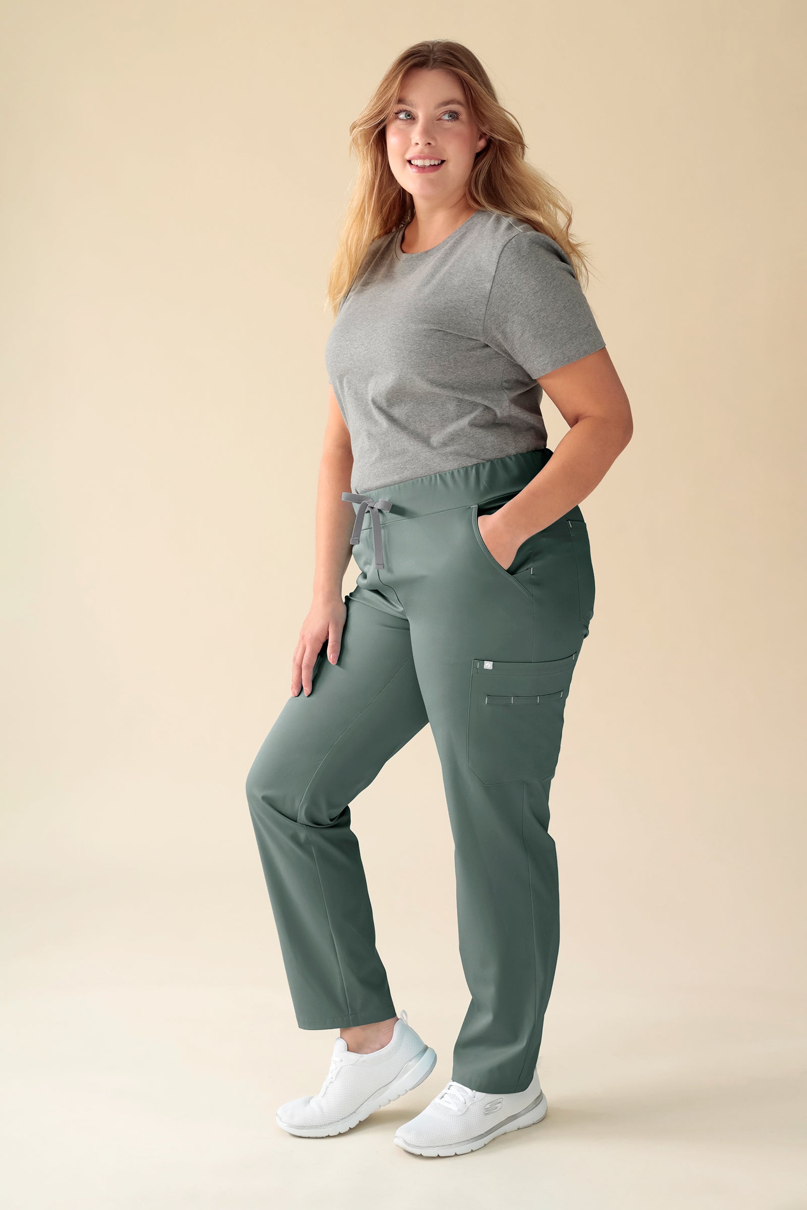 KAERE Hose Damen - gerader Saum mit Beintaschen dunkelgrün, Vorderansicht Das Model ist 174 cm groß und trägt Grösse XL