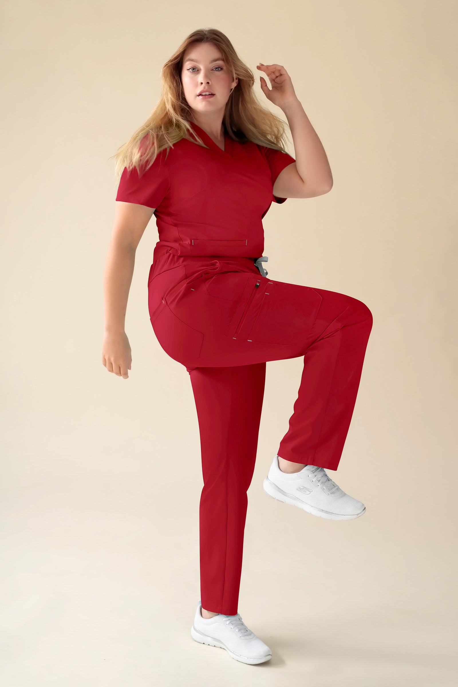 KAERE Hose Damen - gerader Saum mit Beintaschen rot, Vue de face Le mannequin mesure 174 cm et porte la taille XL