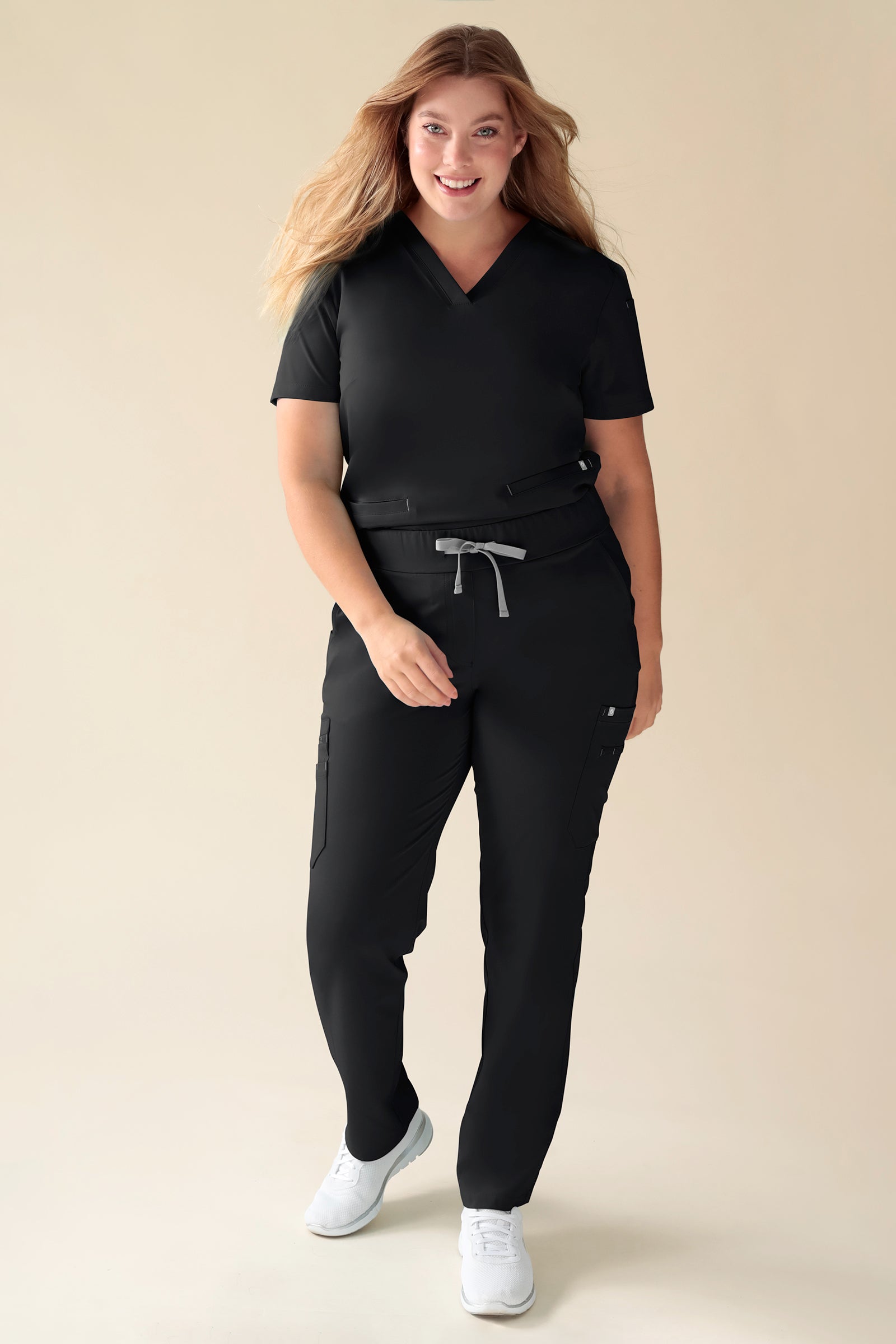 KAERE Hose Damen - gerader Saum mit Beintaschen schwarz, Vorderansicht Das Model ist 174 cm groß und trägt Grösse XL