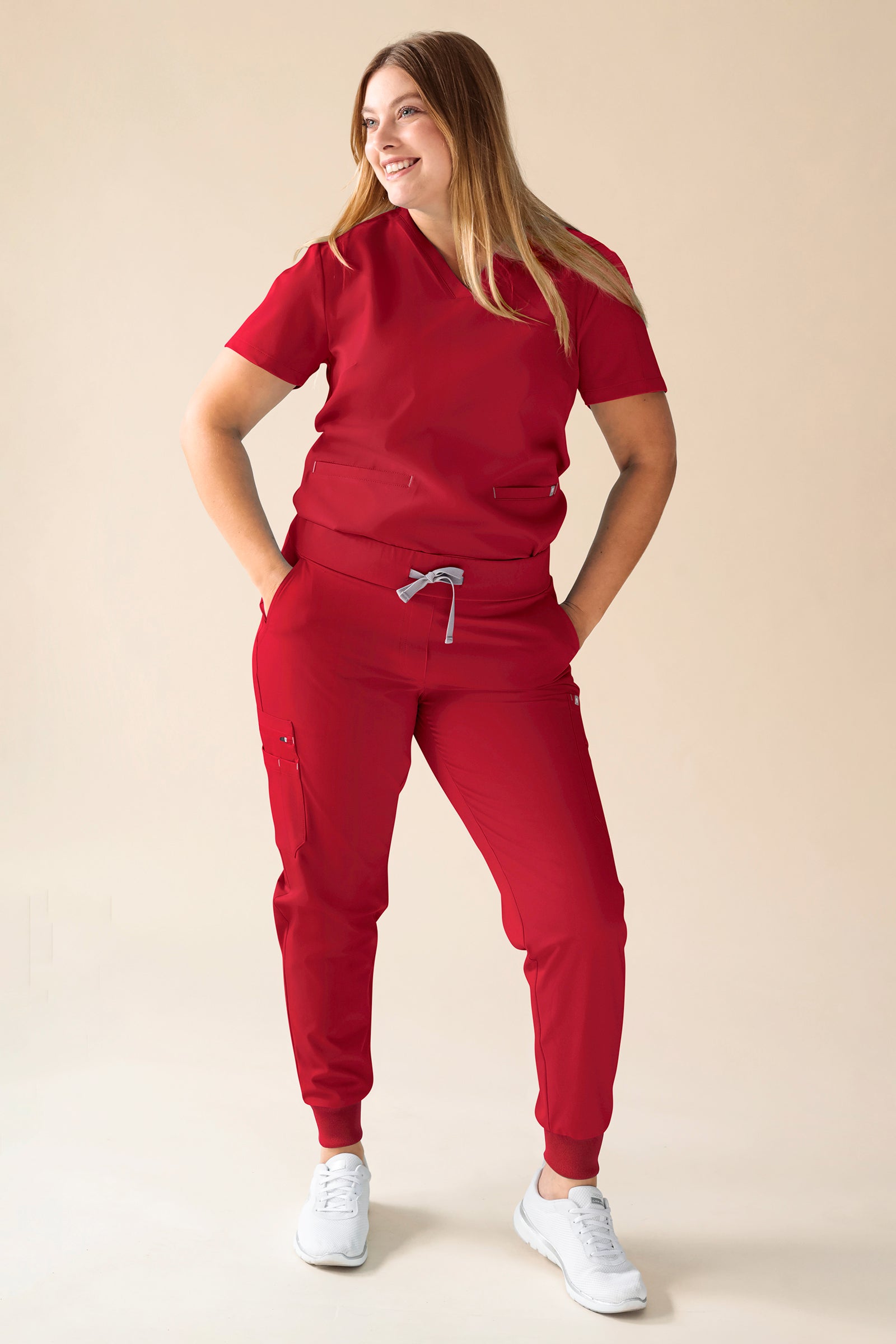 KAERE Schlupfkasack Damen - V-Ausschnitt rot, Vorderansicht Das Model ist 174 cm groß und trägt Grösse XL