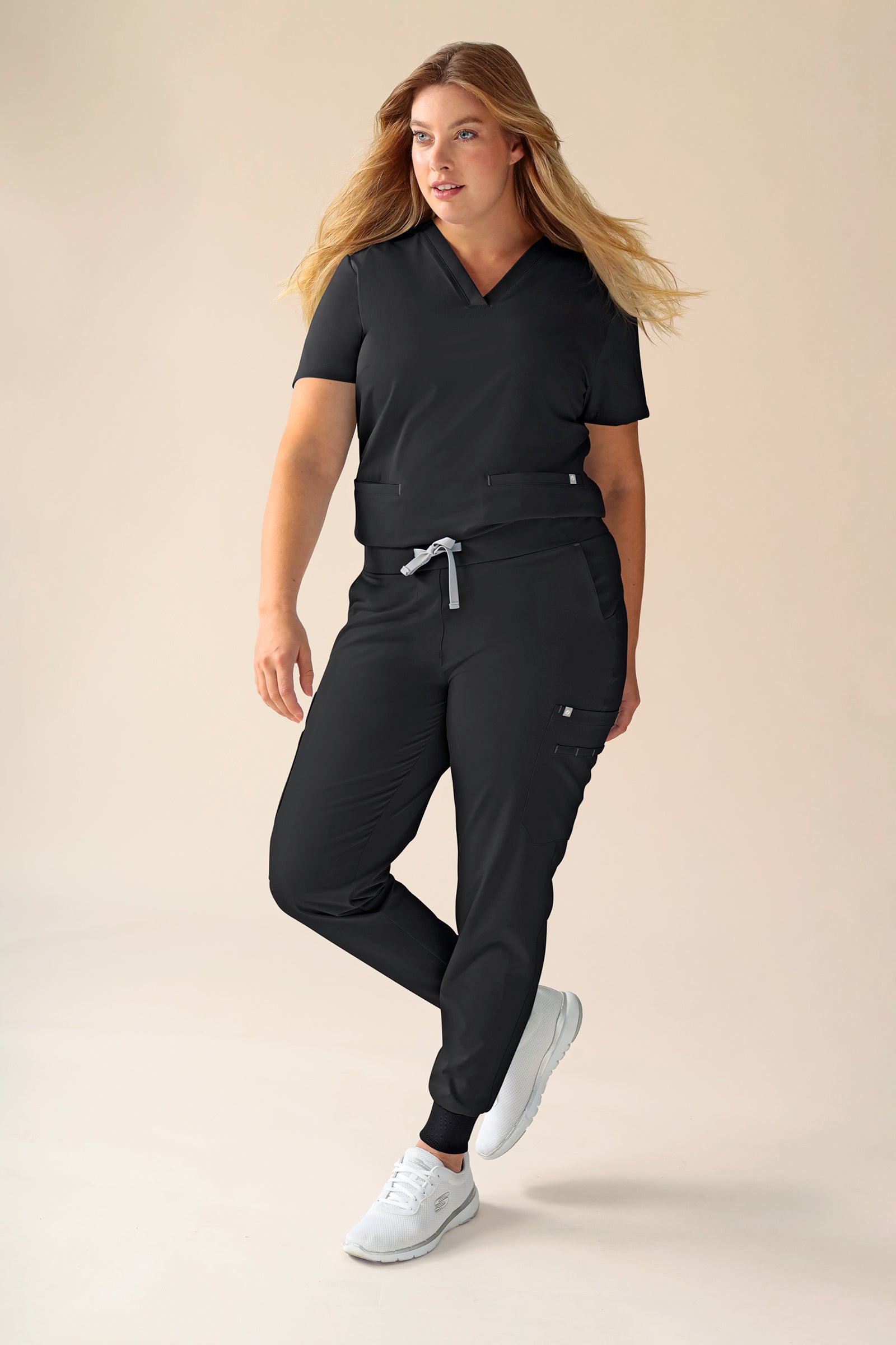 KAERE Schlupfkasack Damen - V-Ausschnitt schwarz, Vue de face Le mannequin mesure 174 cm et porte la taille XL