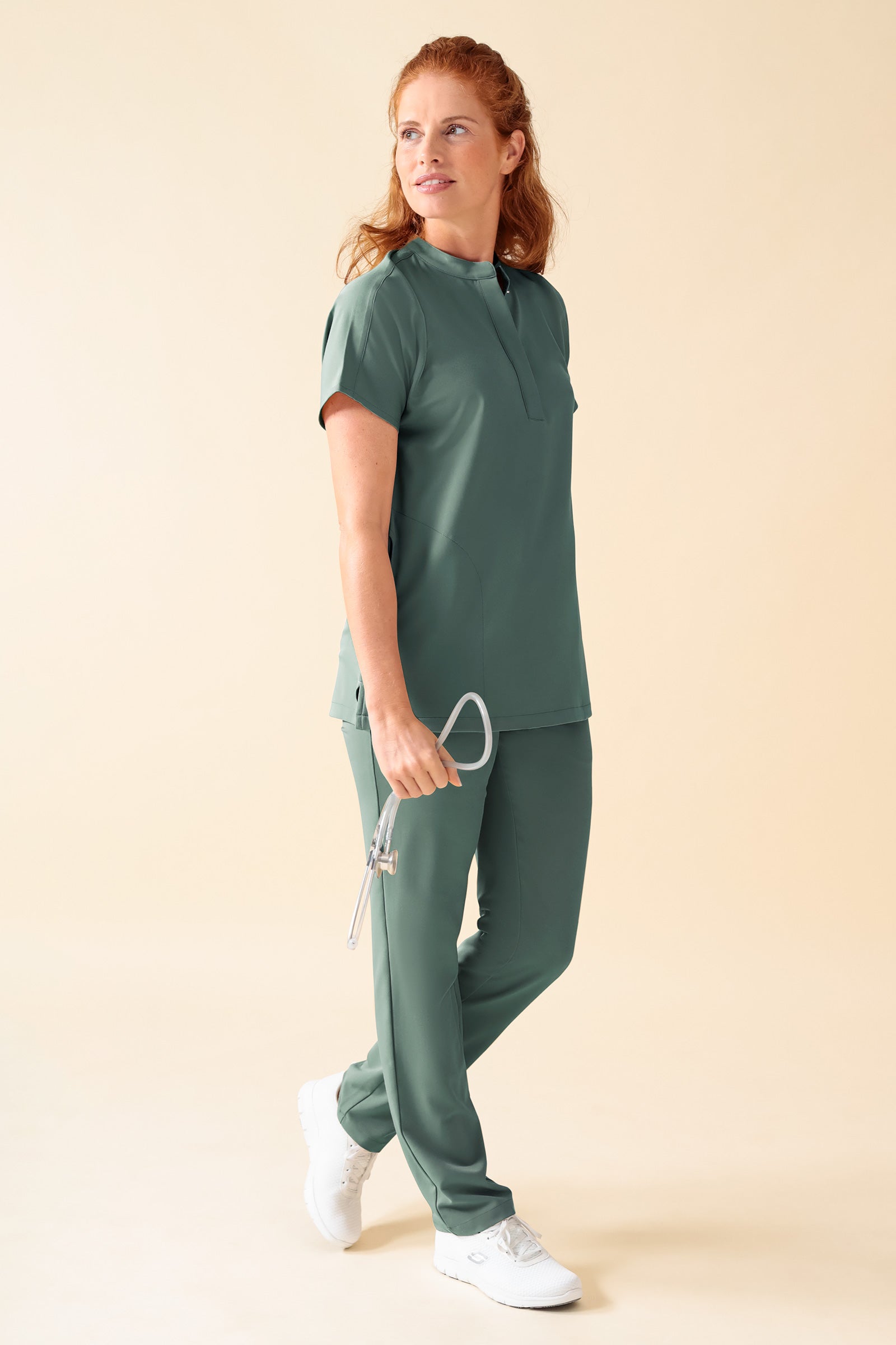 KAERE Hose Damen - gerader Saum ohne Beintaschen dunkelgrün, Vorderansicht Das Model ist 175 cm groß und trägt Grösse S
