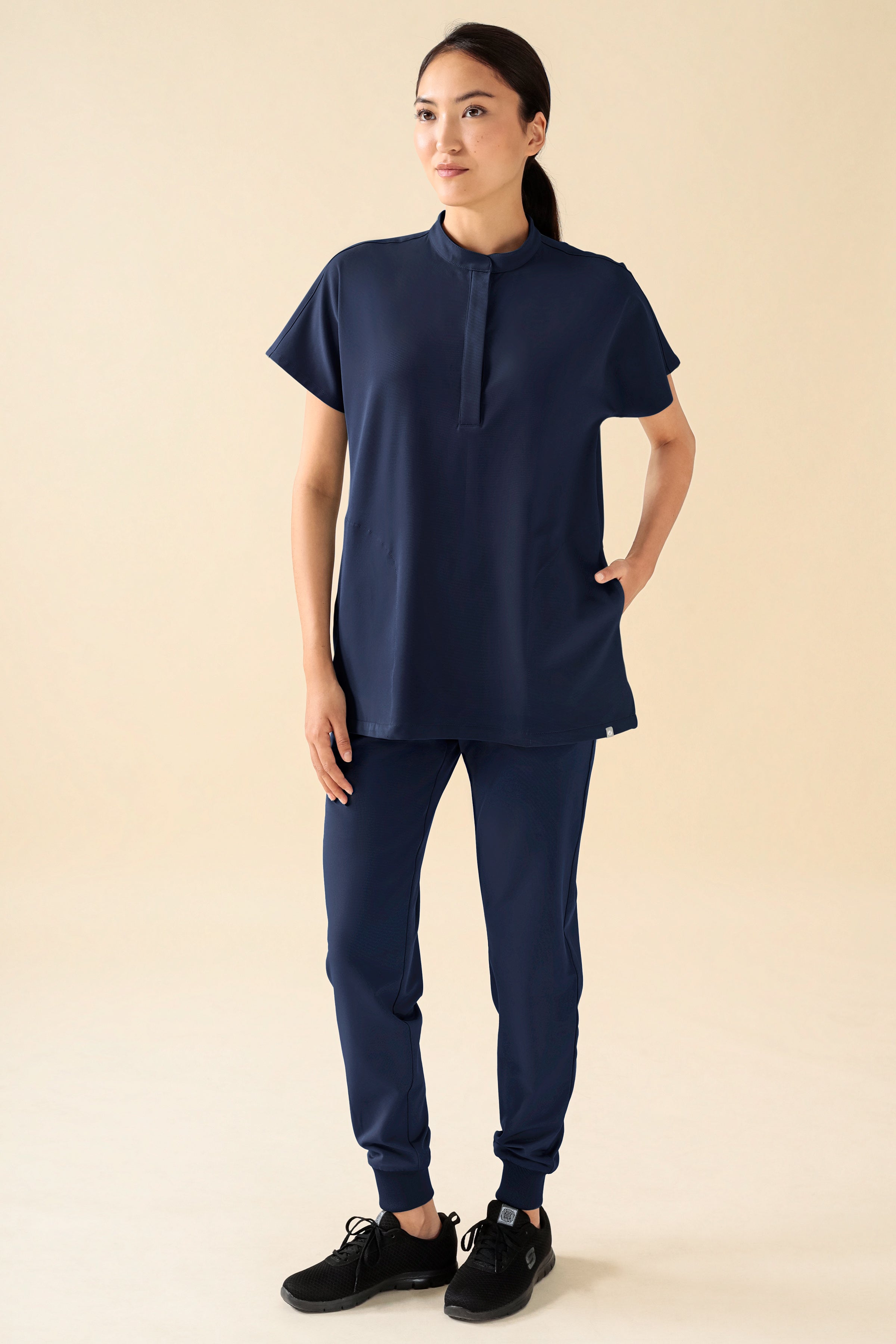 KAERE Hose Damen - Saumbündchen ohne Beintaschen navy, Vorderansicht Das Model ist 175 cm groß und trägt Grösse S