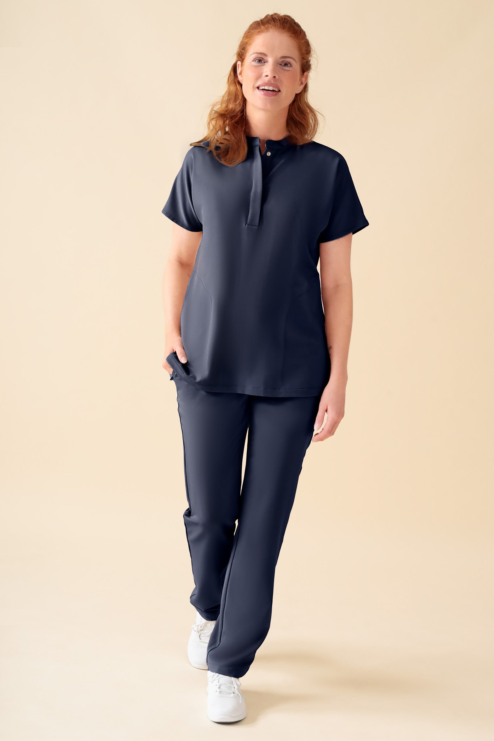 KAERE Hose Damen - gerader Saum ohne Beintaschen navy, Vorderansicht Das Model ist 175 cm groß und trägt Grösse S