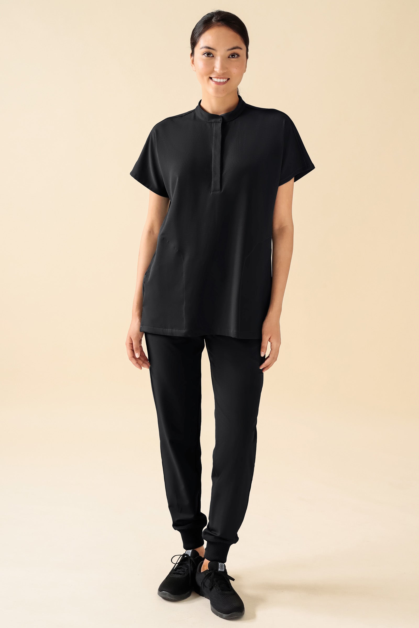 KAERE Hose Damen - Saumbündchen ohne Beintaschen schwarz, Vorderansicht Das Model ist 175 cm groß und trägt Grösse S